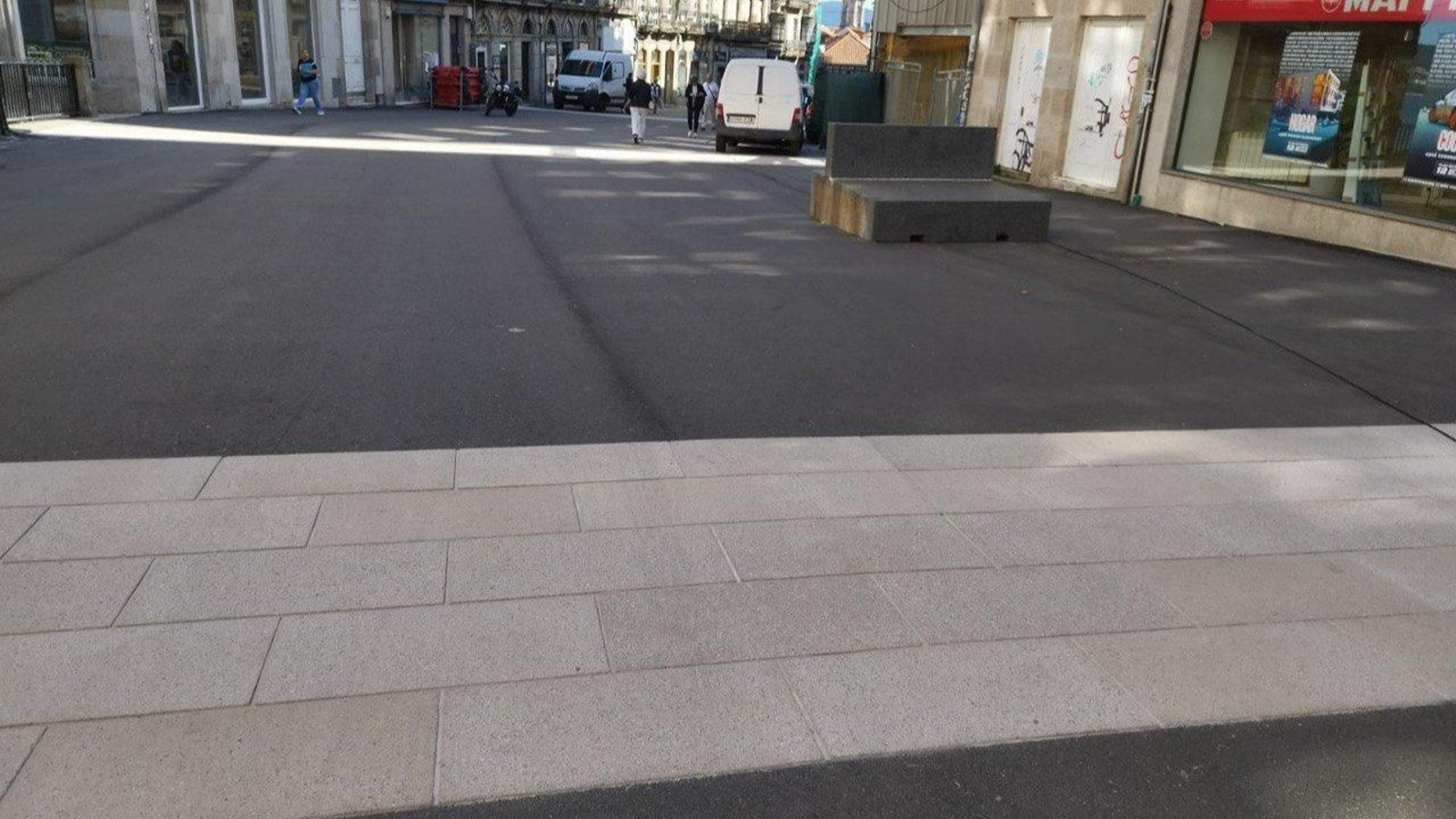 Piedras y bancos colocados en la calle Elduayen sobre el asfalto.