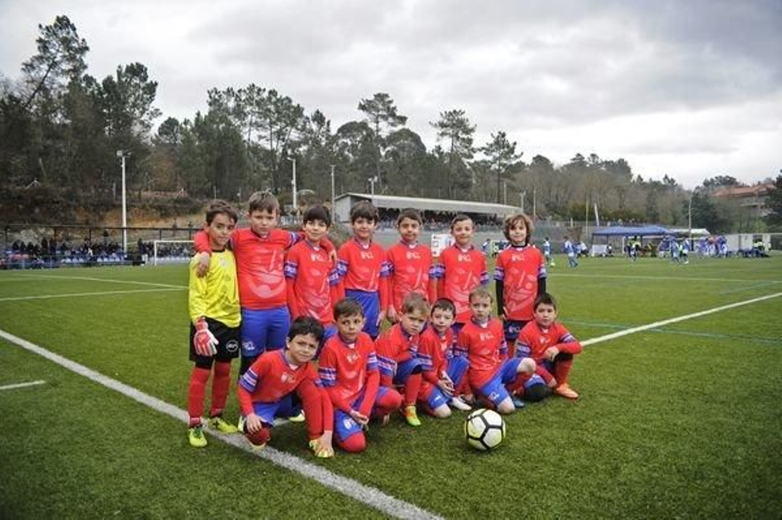 Los prebenjamines del Verín posan para la instantánea.