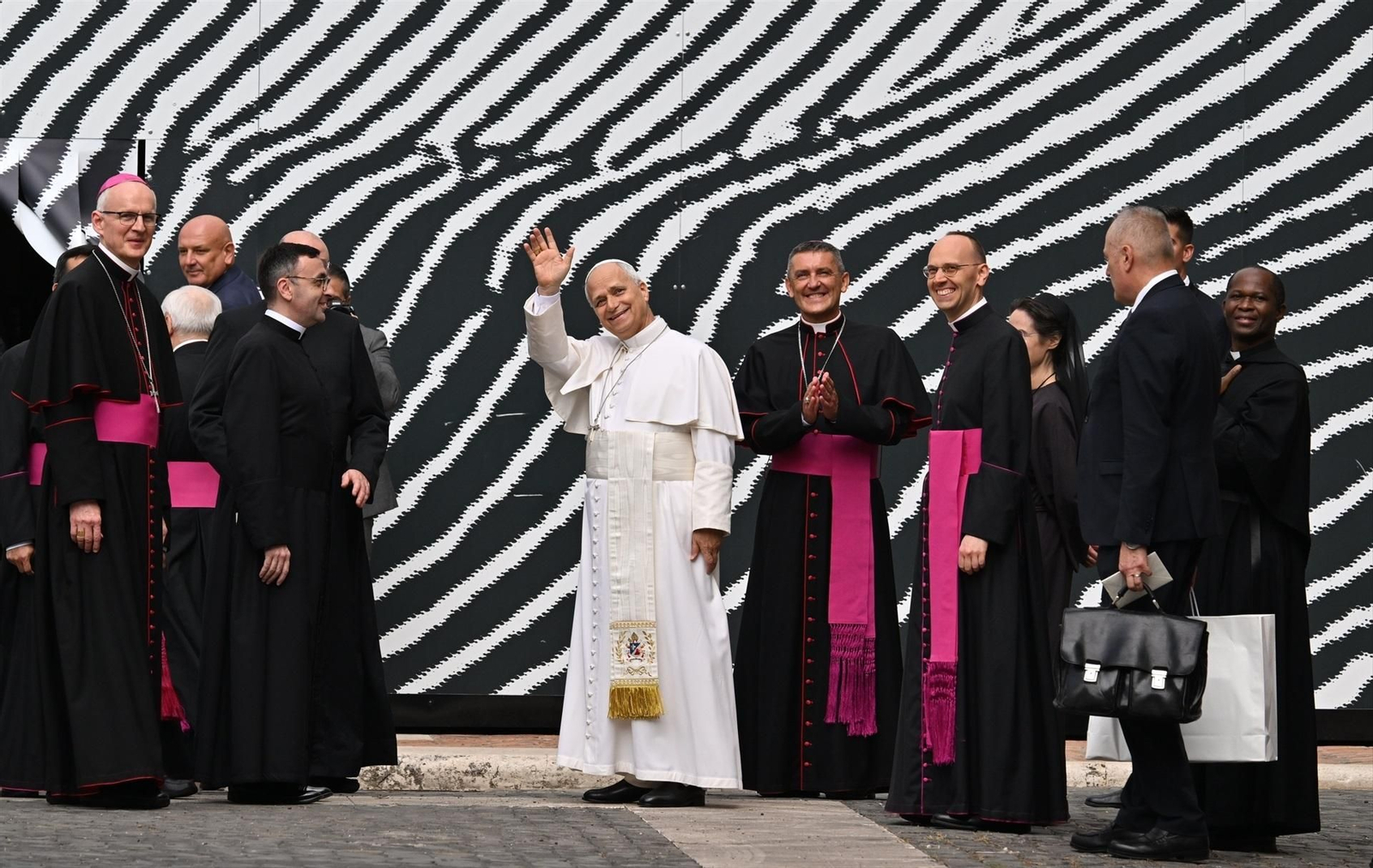 El papa León XIV rodeado de algunos de sus cardenales.