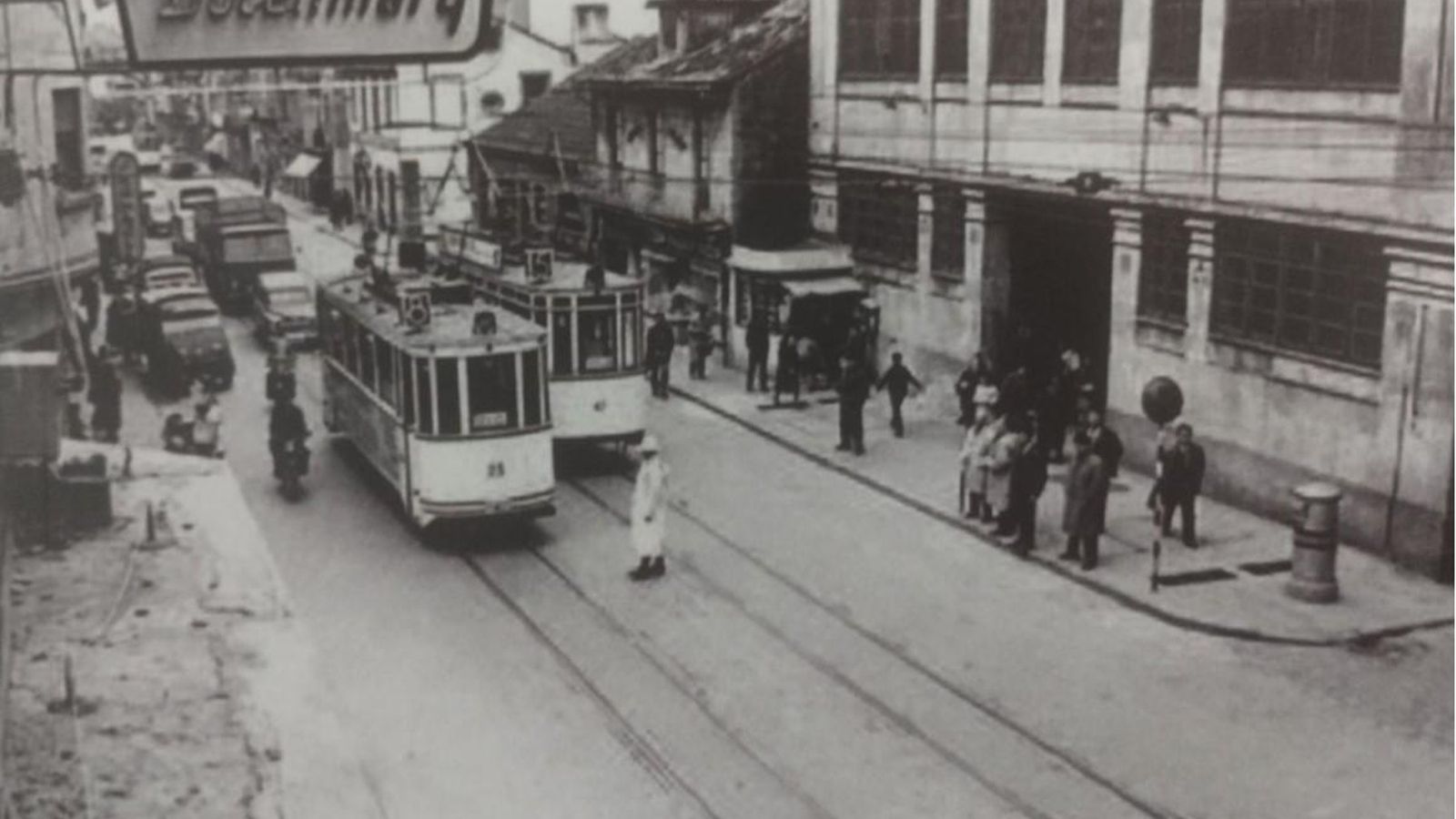 Tranvías pasando por el mercado del Calvario.