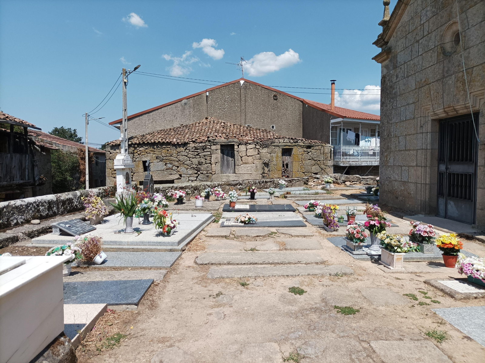 Imagen tomada este lunes del cementerio de Vilaseca, ocupado en su totalidad. (P.P.)