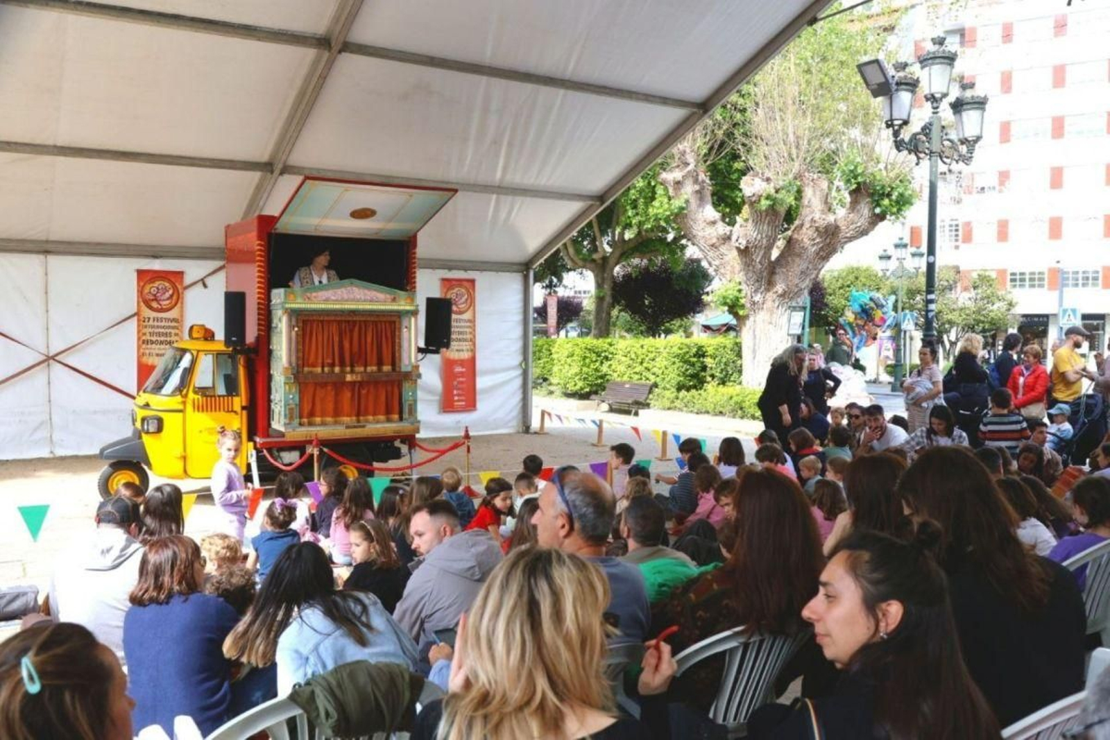 Cientos de personas reunidas bajo la carpa para ver una de las obras.