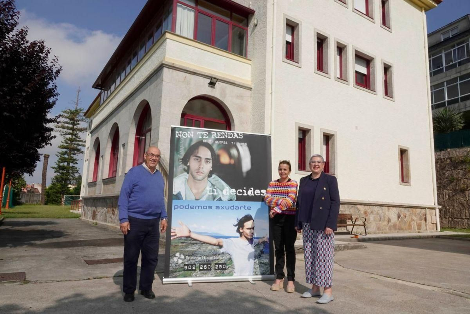 Carlos García Lobato, vicepresidente de la Asociación de las Familias; Remedios Martínez, coordinadora de Proxecto Home Vigo y Ofelia Deben, directora de Proxecto Home Galicia, en su sede de Patología Dual.