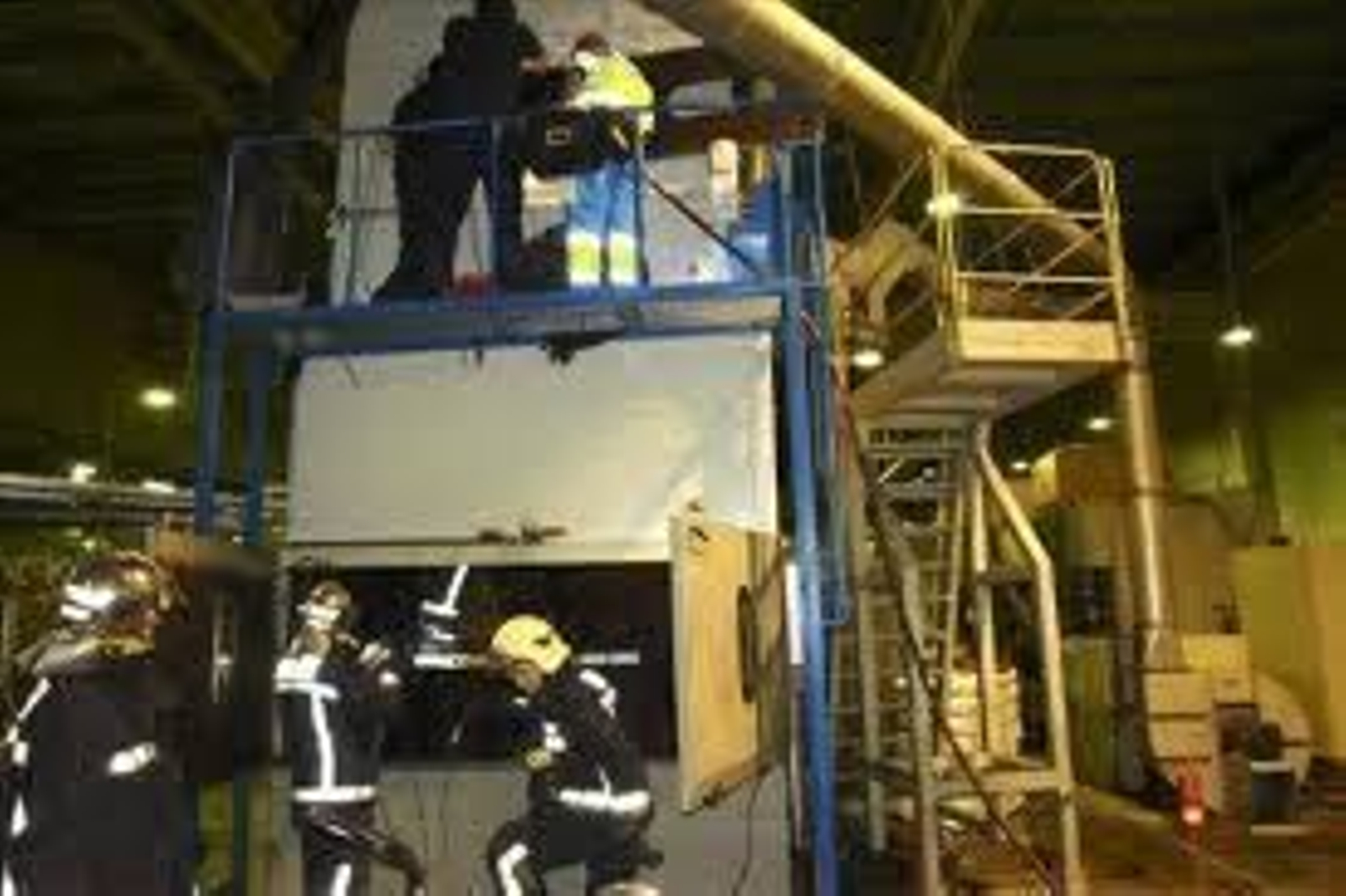 Intervención de los bomberos durante un accidente laboral.