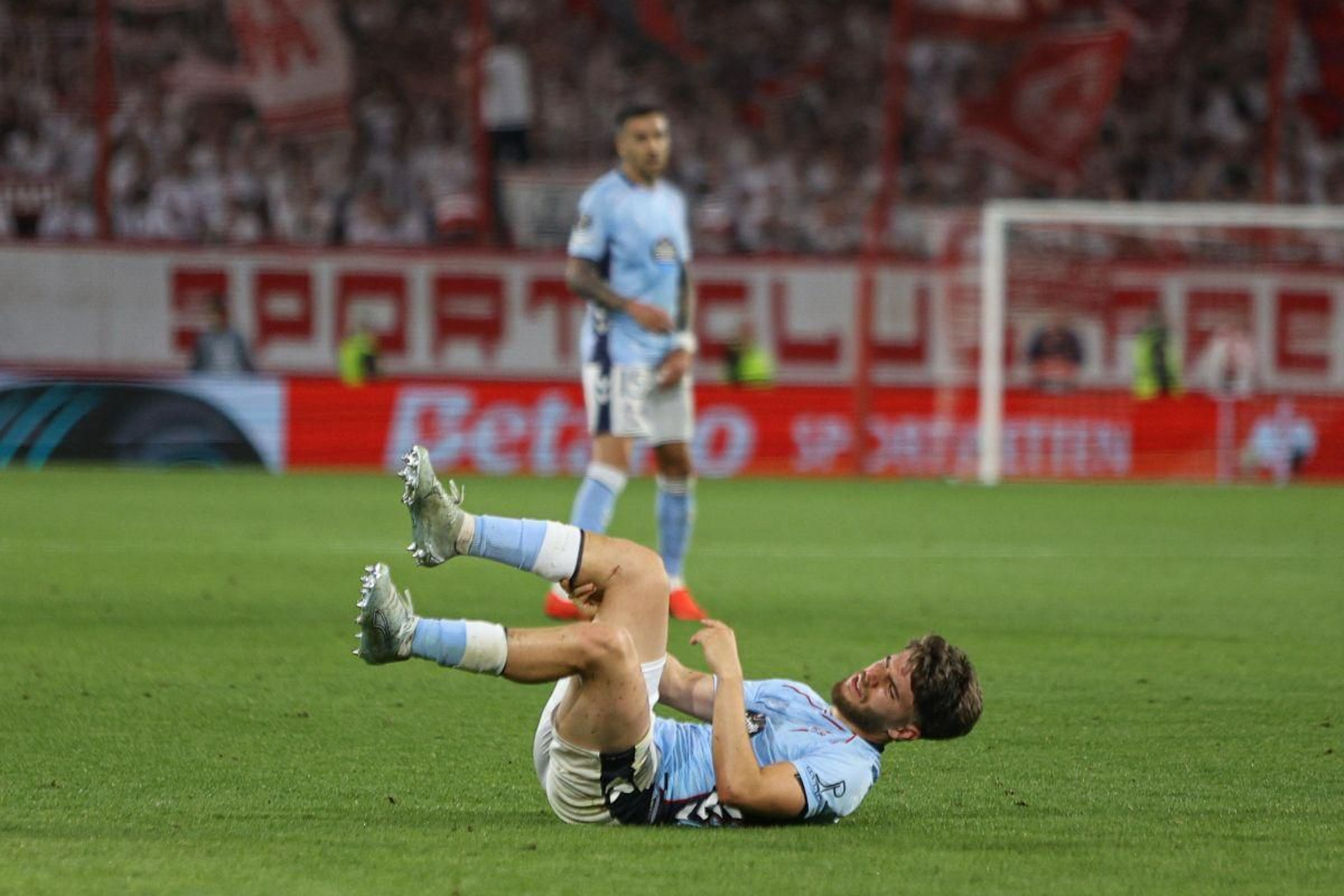 El céltico Sergio Carreira se duele en el suelo en un momento del partido de ayer.