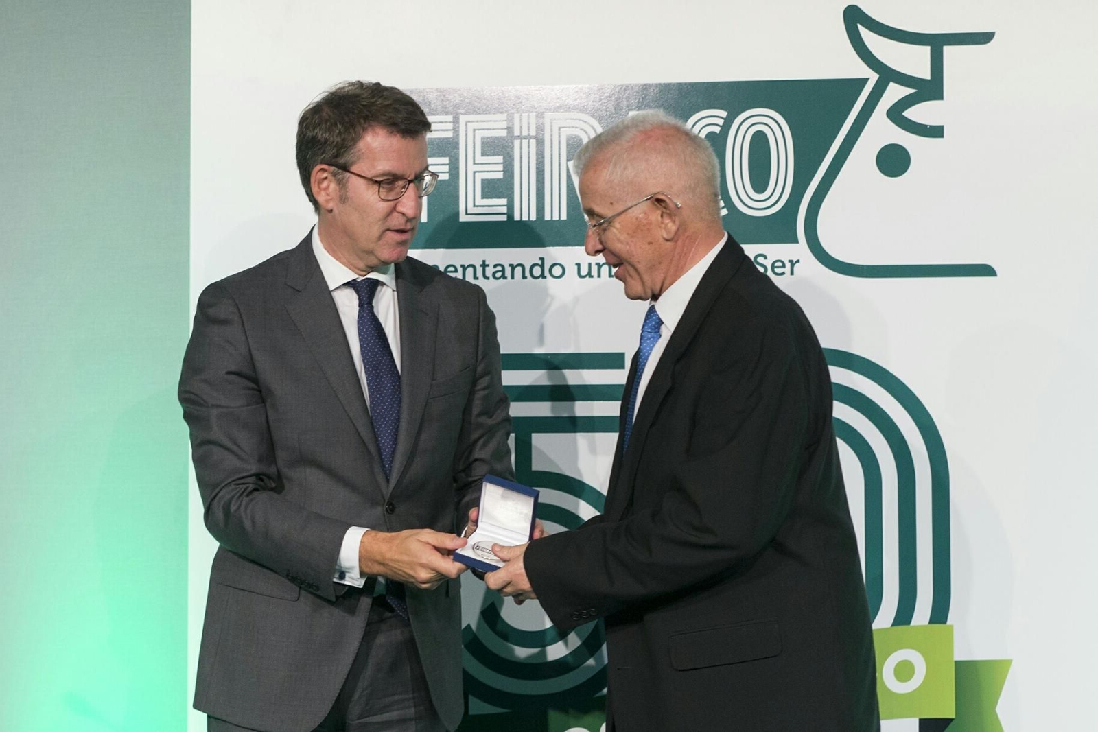 El presidente de la Xunta, Alberto Núñez Feijóo, y el de Feiraco, José Montes.