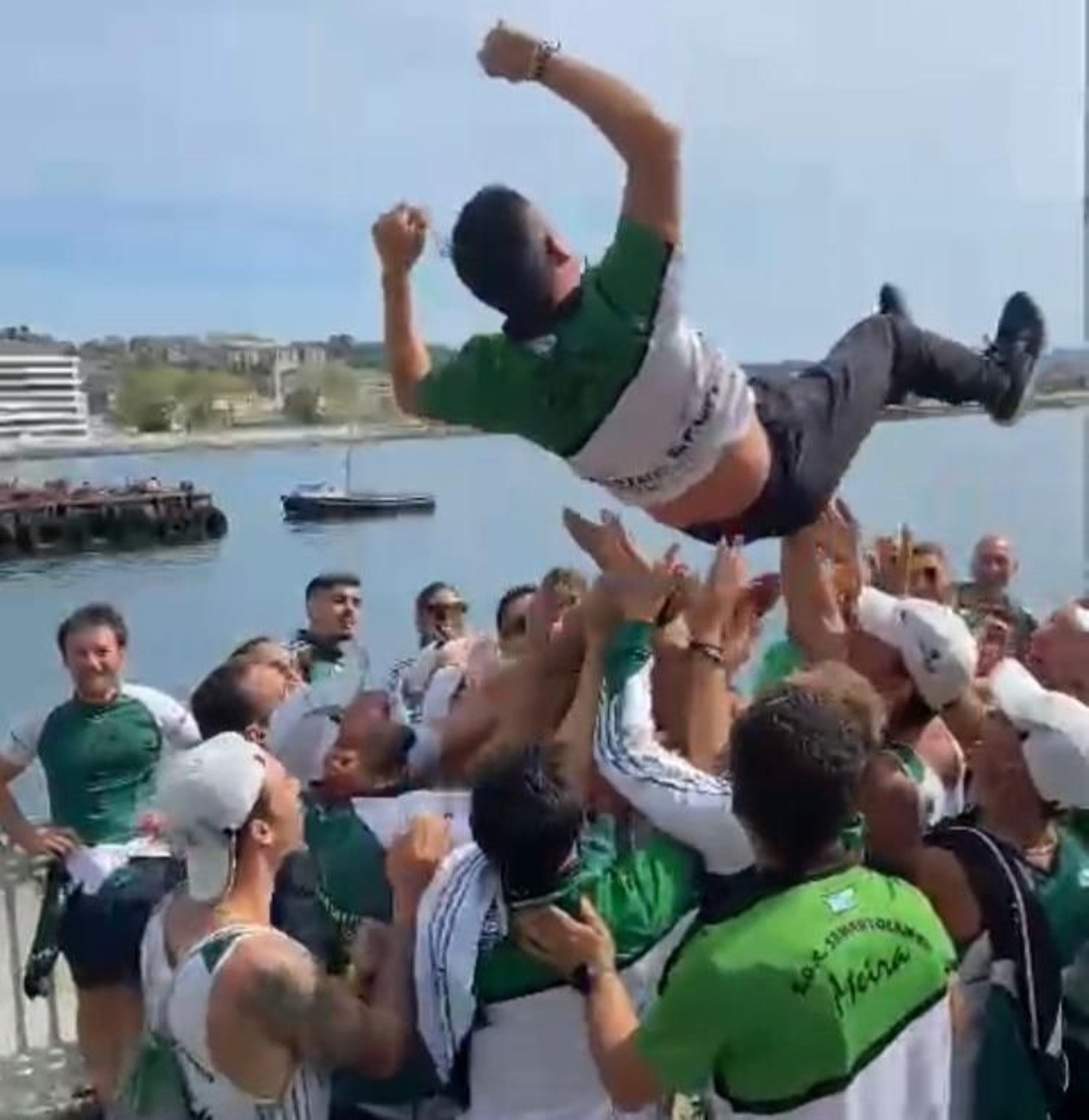 Manteo a Dani Pérez.