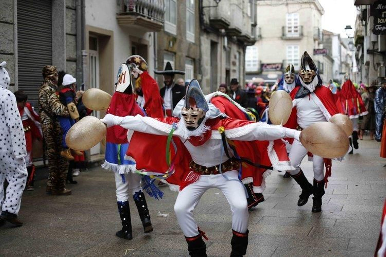 Las pantallas recorrieron las calles de Xinzo sin acobardarse ante la lluvia.