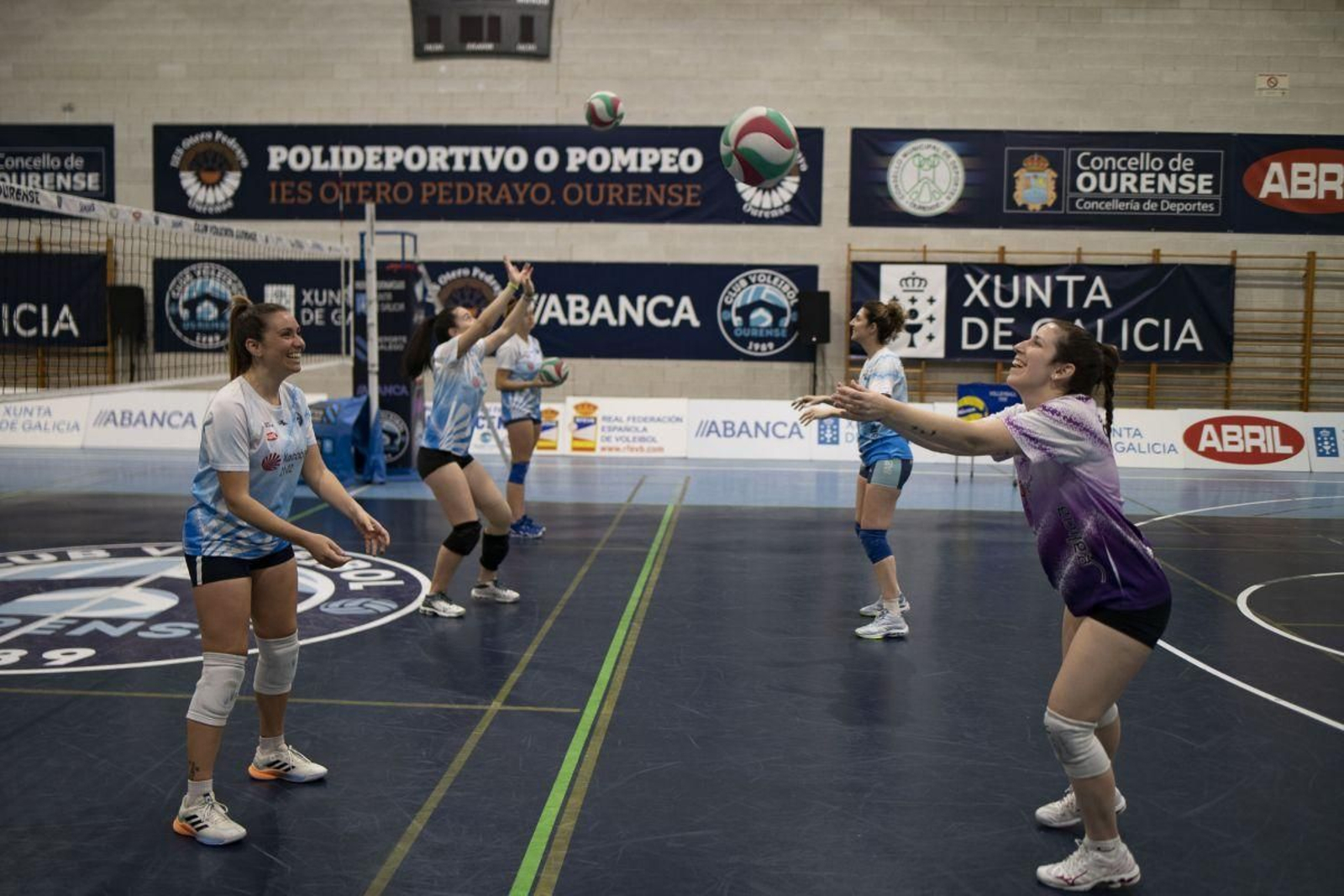 Las jugadoras del Voleyourense, entrenando en O Pompeo.