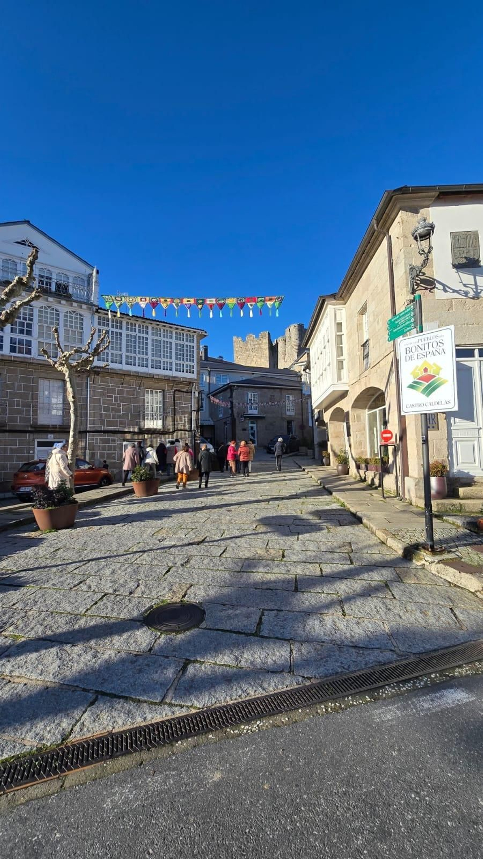 Galería | Castro Caldelas teje la Navidad punto a punto