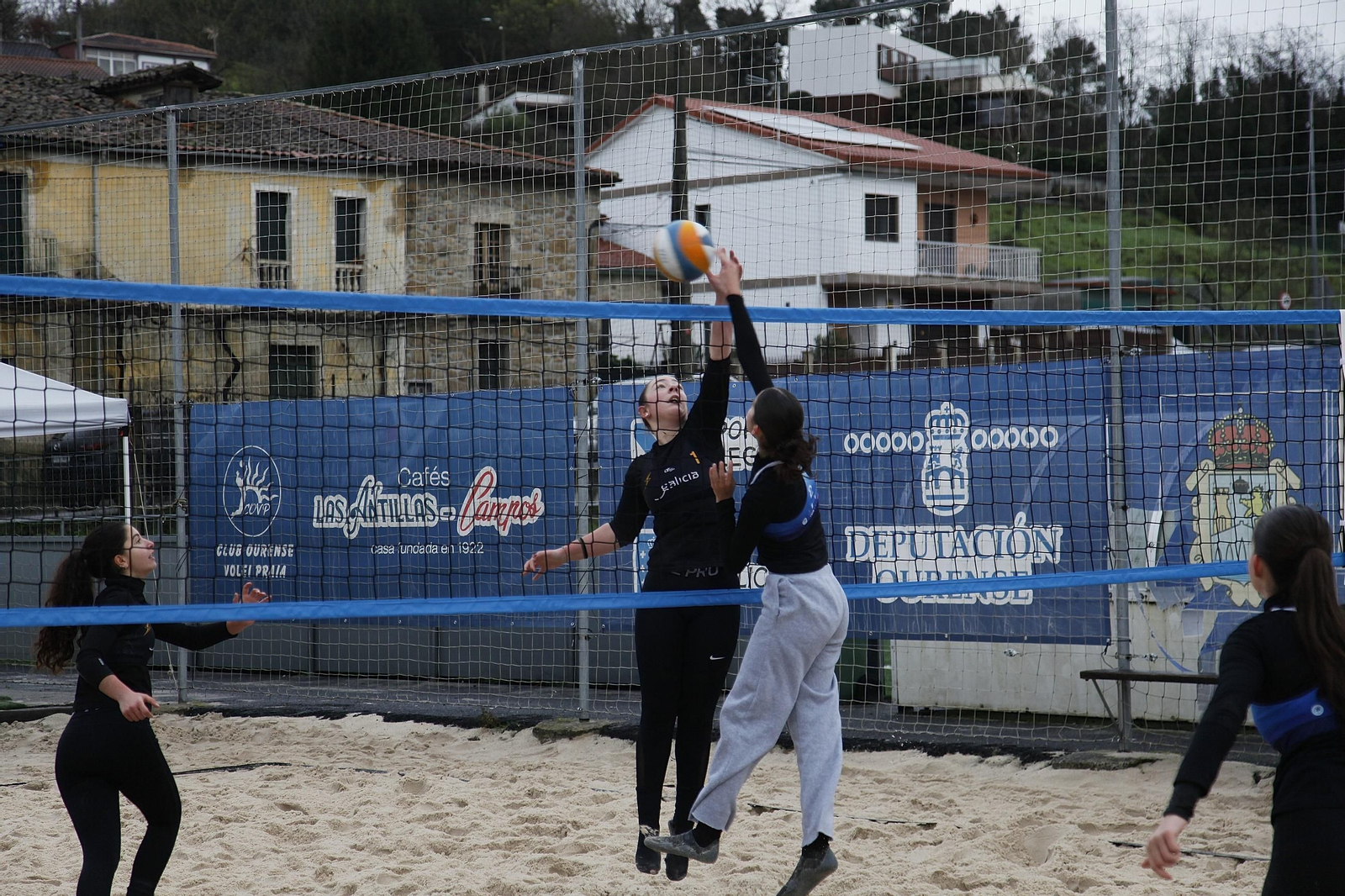 Galería | El Campeonato Gallego Sub-21 de Voley Playa se disfrutó en Oira