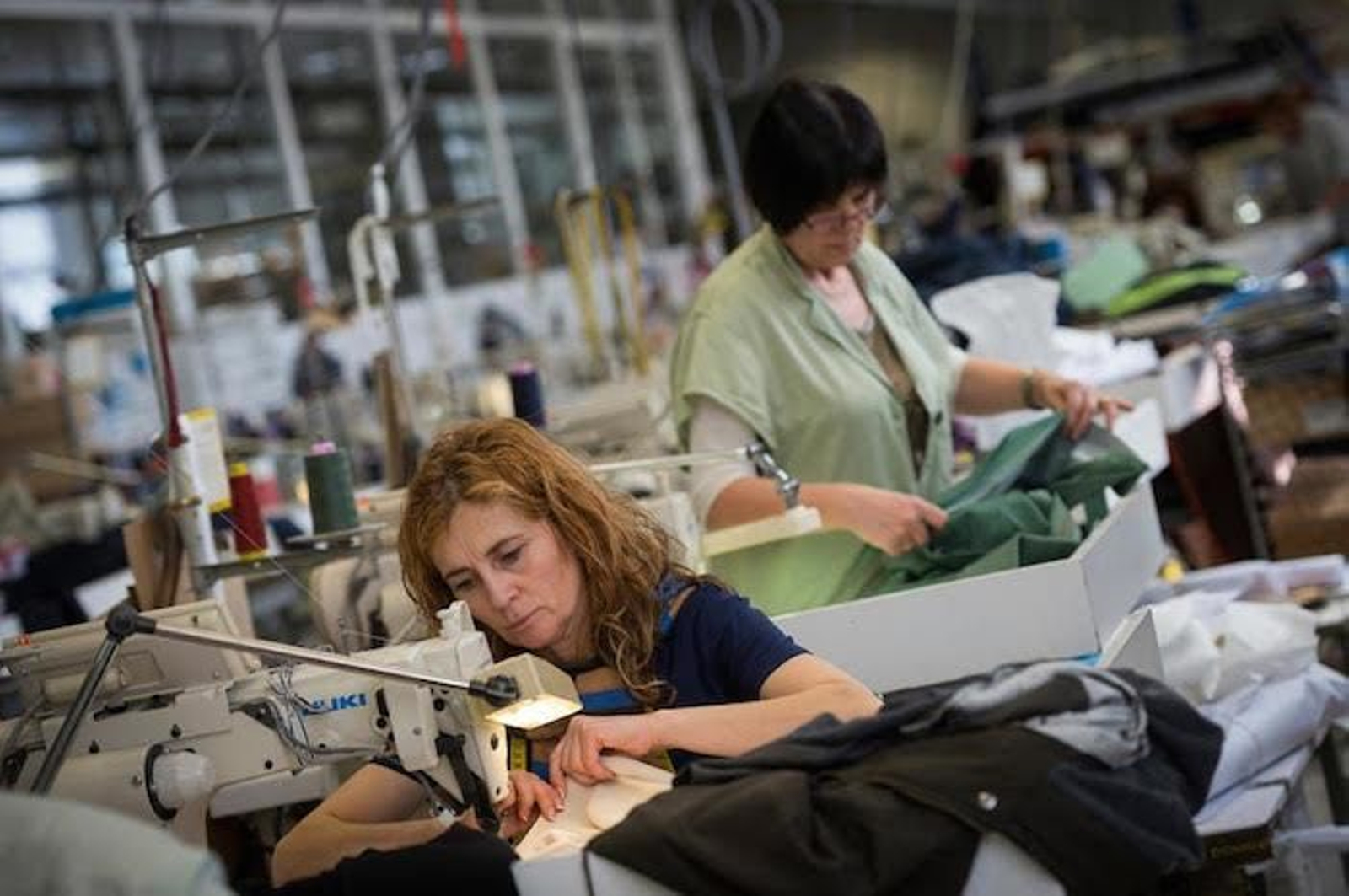 Trabajadoras de la textil Adolfo Domínguez, en la planta de San Cibrao, en Ourense.