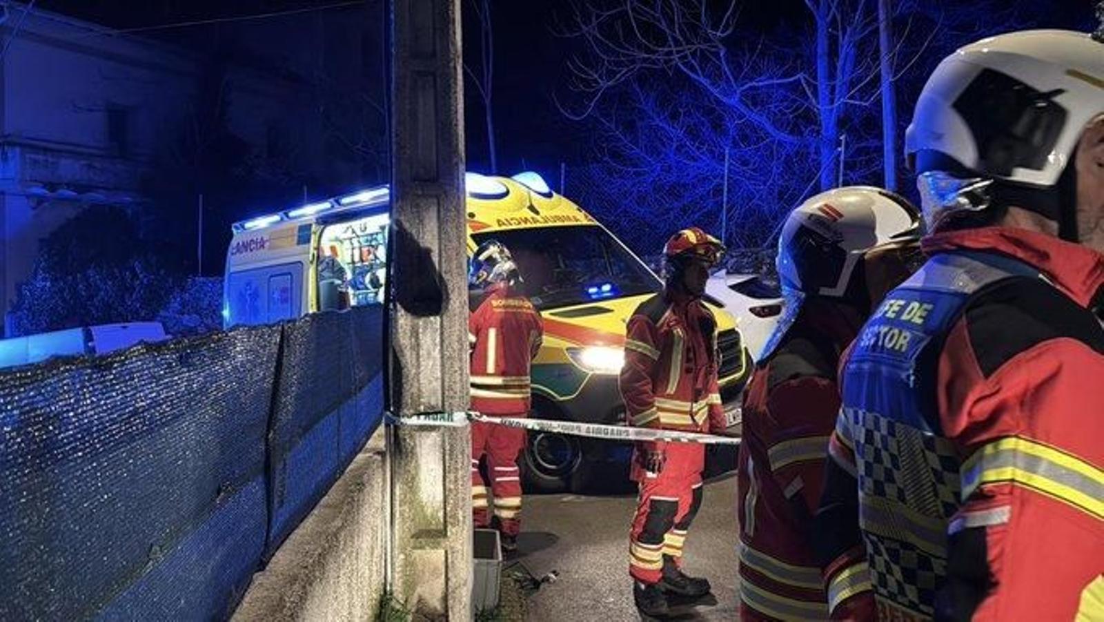 Bomberos durante el operativo para liberar el vehículo.