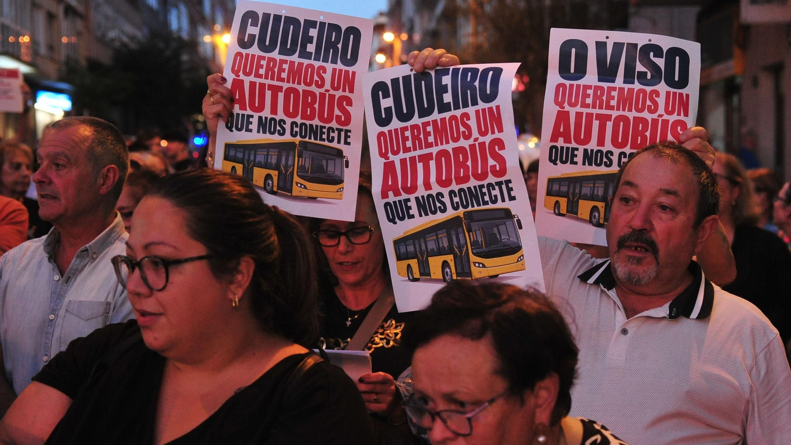 Los vecinos de Cudeiro cortan la avenida de Santiago al grito de "menos rodeos y más conexiones"