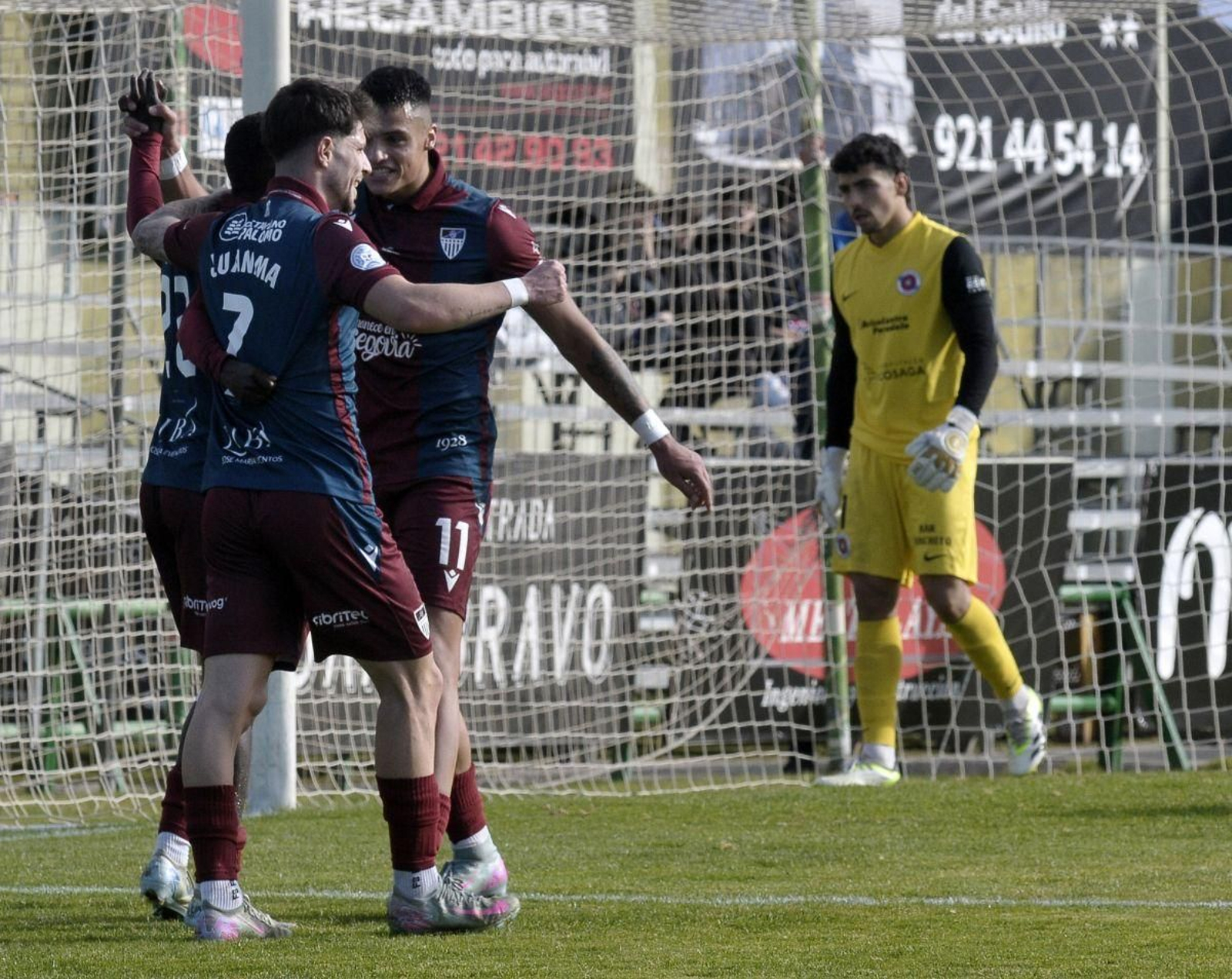 Los jugadores de la Gimnástica Segoviana celebran uno de los goles marcados en la porteria de Manu Vizoso.
