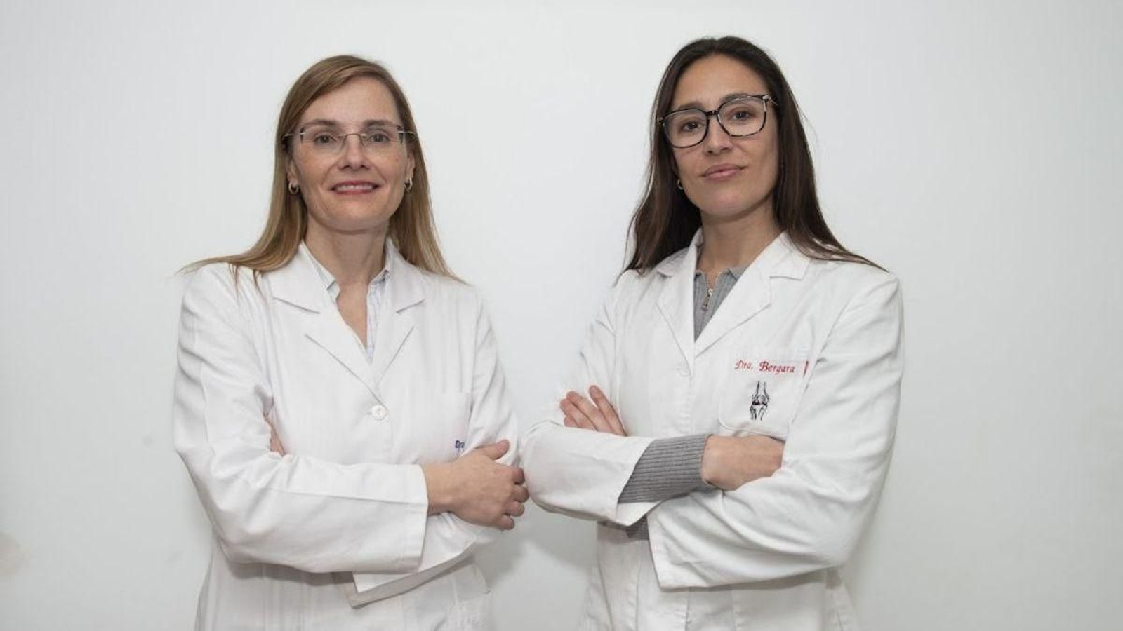 Las doctoras Ana Belén Cortiñas y Larraitz Bergara.