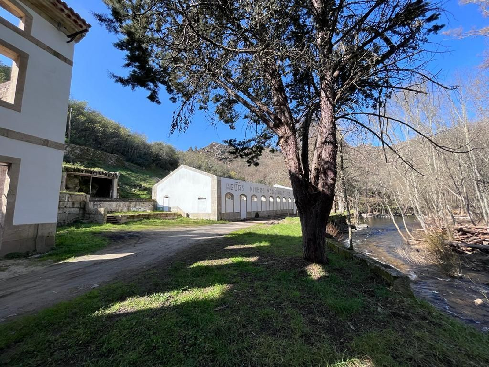 Los dos edificios del antiguo balneario y el río Búbal. (Foto: C.C.).