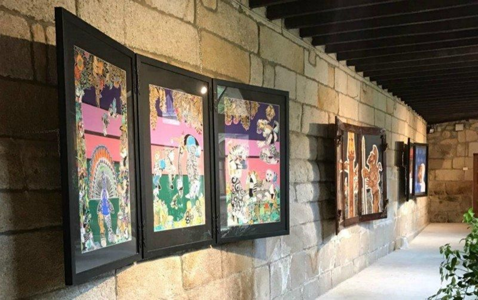 Varias de las obras de Fernando Barreira en la muestra que se abrió en el convento de los Mercedarios.