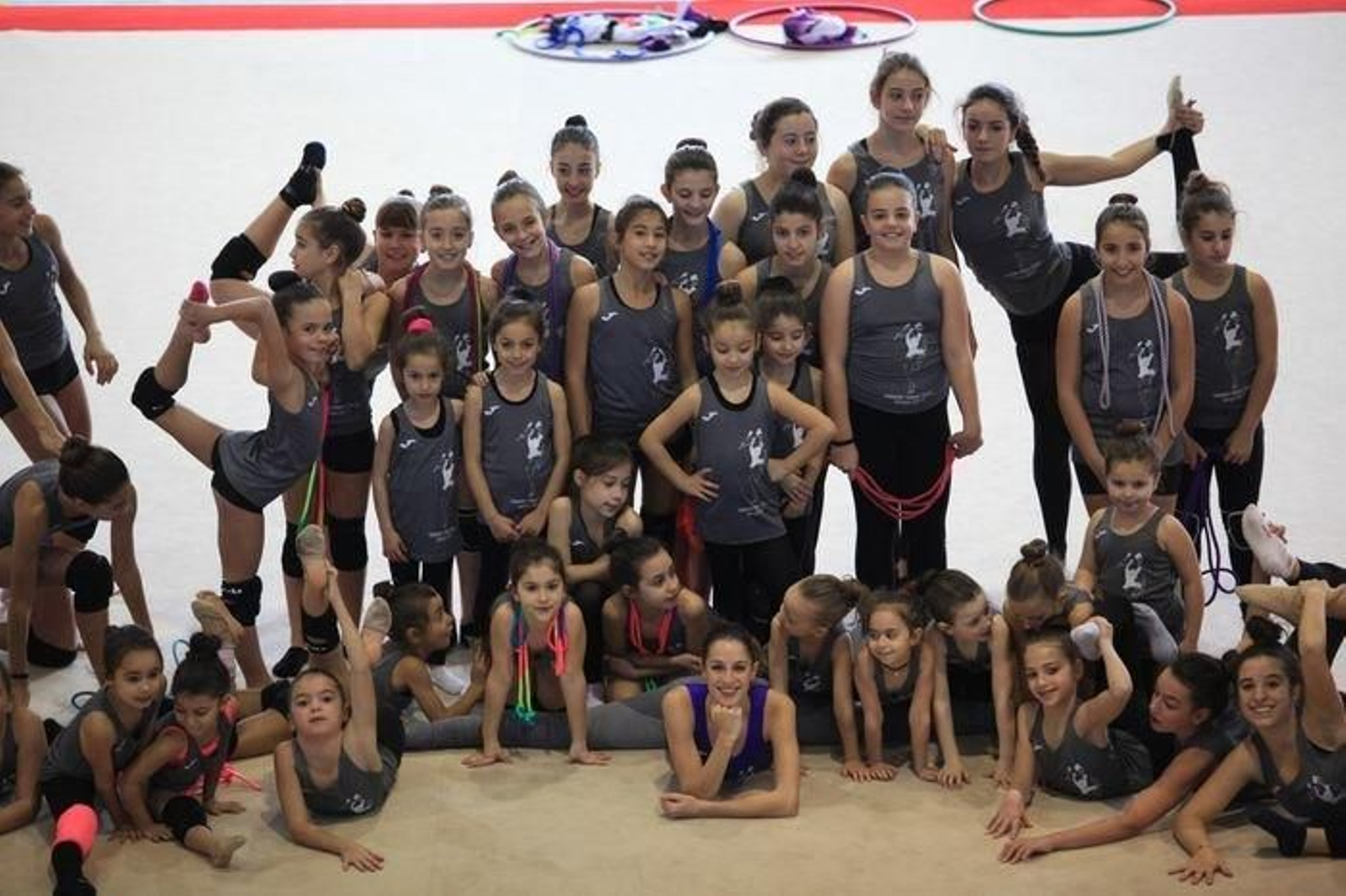 En el centro de la imagen, Carolina, con las jóvenes alumnas de su masterclass.