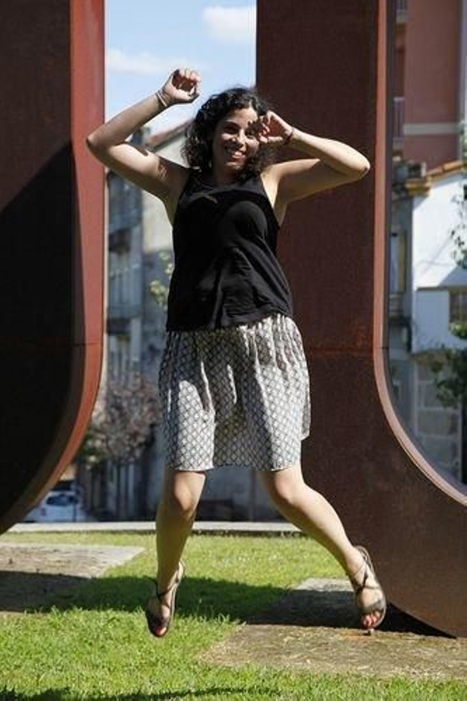 Noa Presas (BNG)/

Desmelene nacionalista/

La sonrisa y cabeza del cartel del BNG se desmelena y salta como si estuviese disfrutando de un concierto en una carballeira aunque no toca ningún instrumento. Noa Presas representa a una generación que se involucró en política con Munca Máis tras la catástrofe medioambiental del petrolero 'Prestige'. Encabeza la lista del BNG por tercera vez en diez meses.