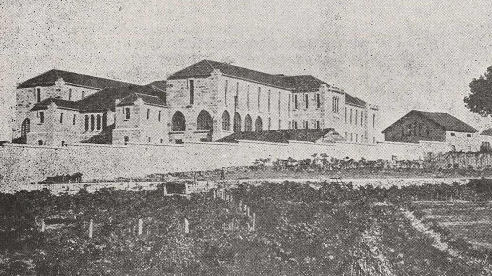 Asilo de O Carballiño visto en 1921 por la parte posterior. El Eco Franciscano nº 668.