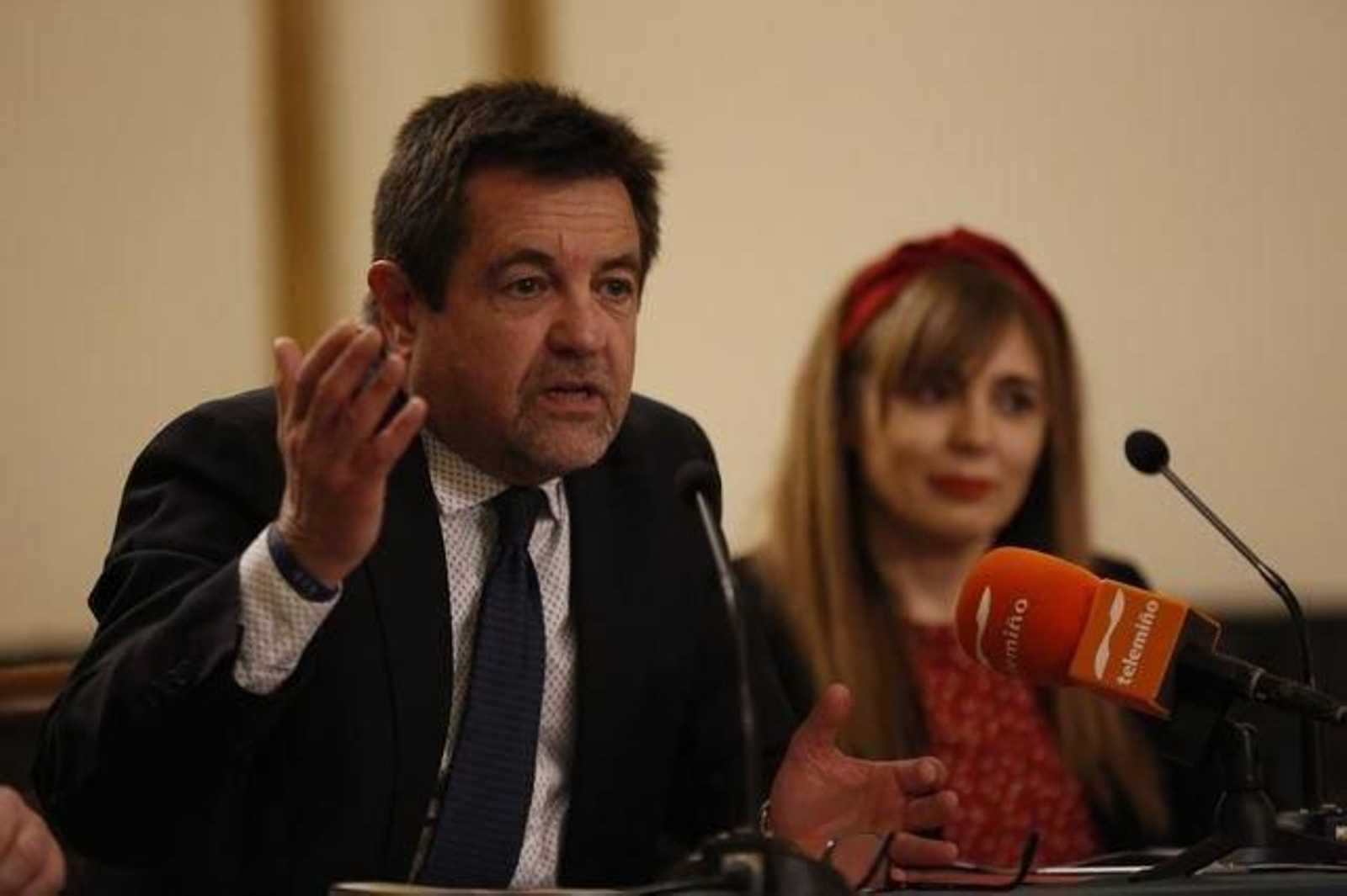 Alfonso Villagómez interviene en el Foro La Región. A la derecha, Monchi Sánchez, que presentó al magistrado.