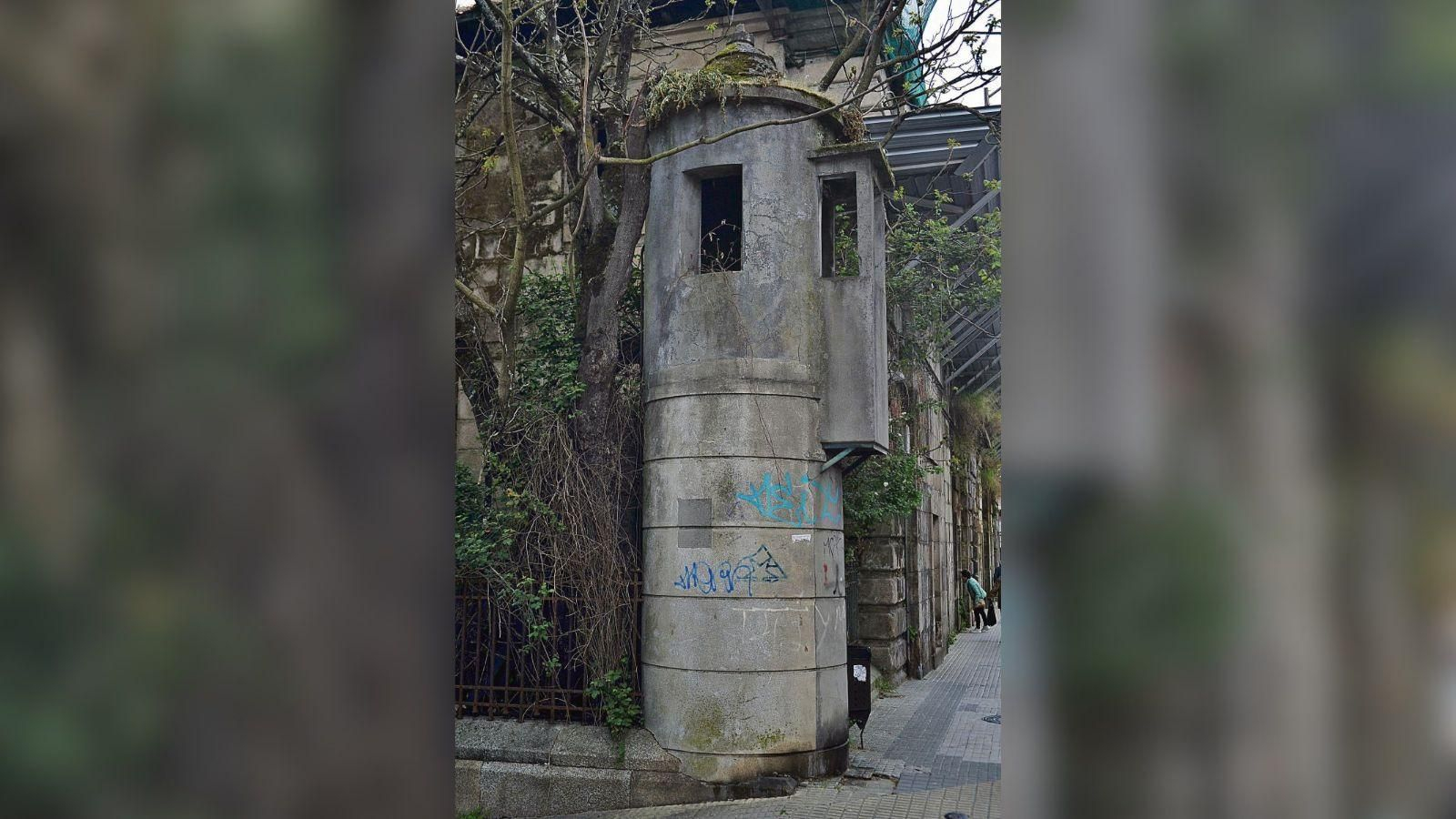 Las hierbas vagabundas de la cárcel vieja.