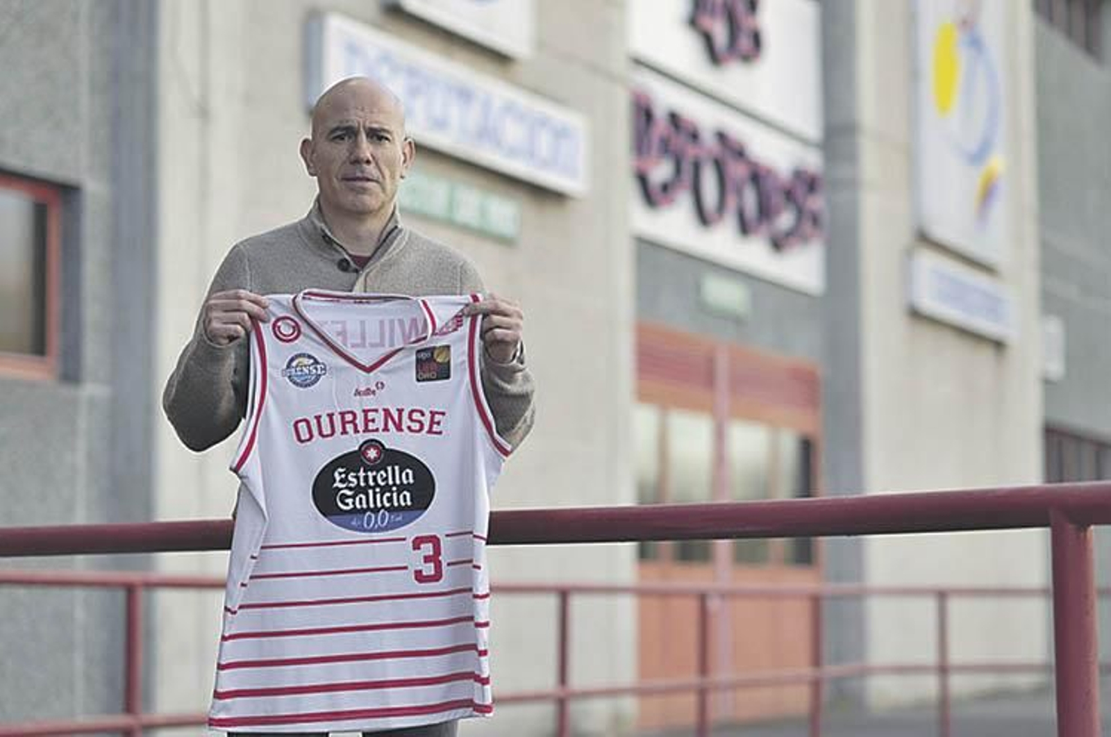 El leonés Félix Alonso, nuevo entrenador del COB, en los exteriores del Pazo Paco Paz.