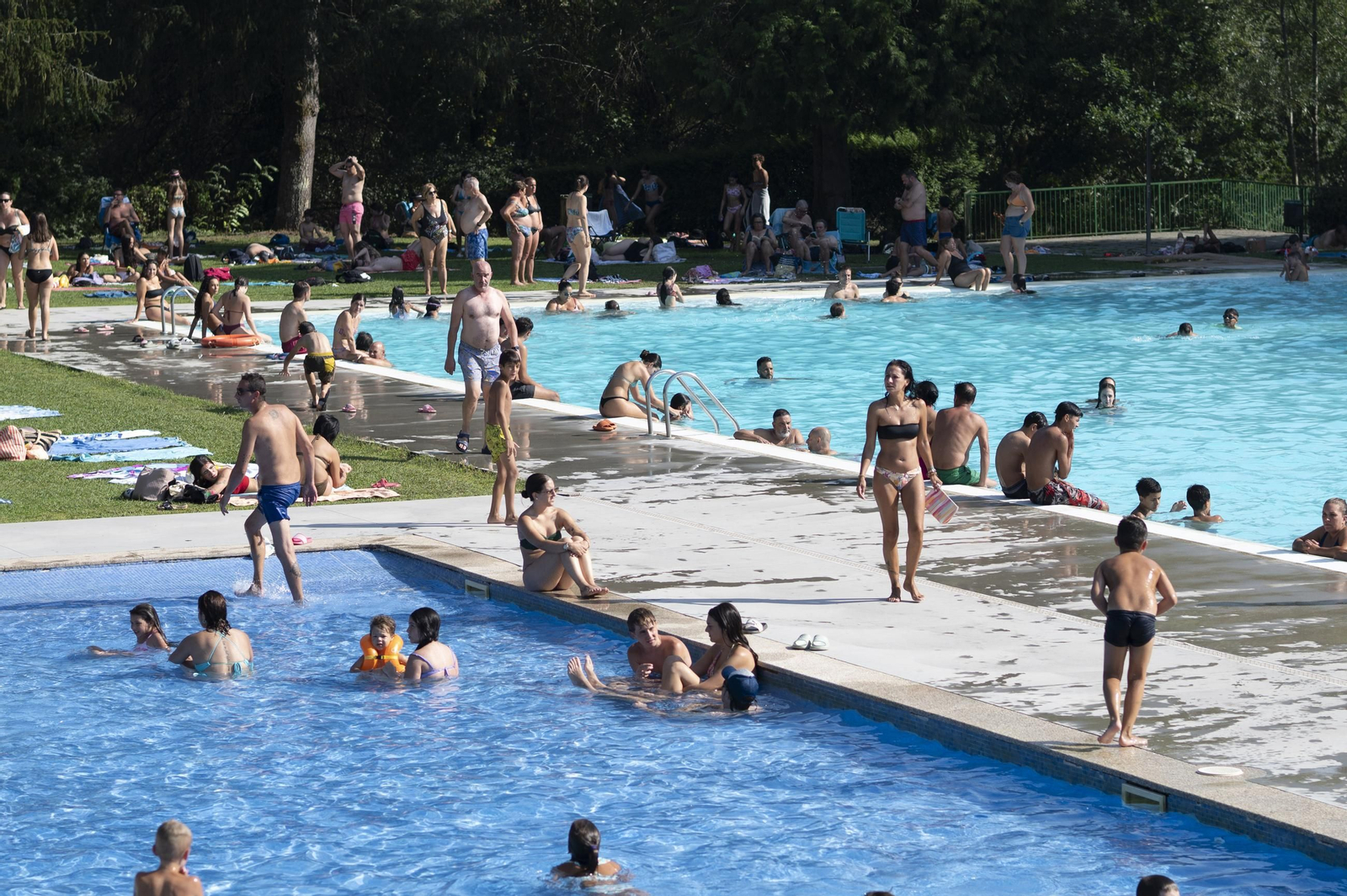 Galería | Los ourensanos combatiendo el calor en una jornada de calor extremo
