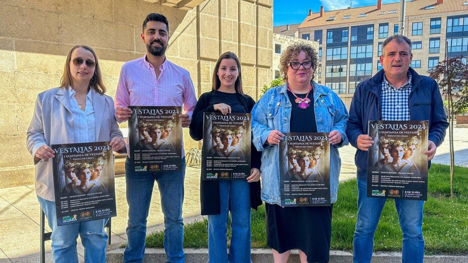 Ana Lozano, Marcos Argibay, Marta Diz y Conchi Ogea, de Civitas Limicorum, con el alcalde, Amador Díaz.