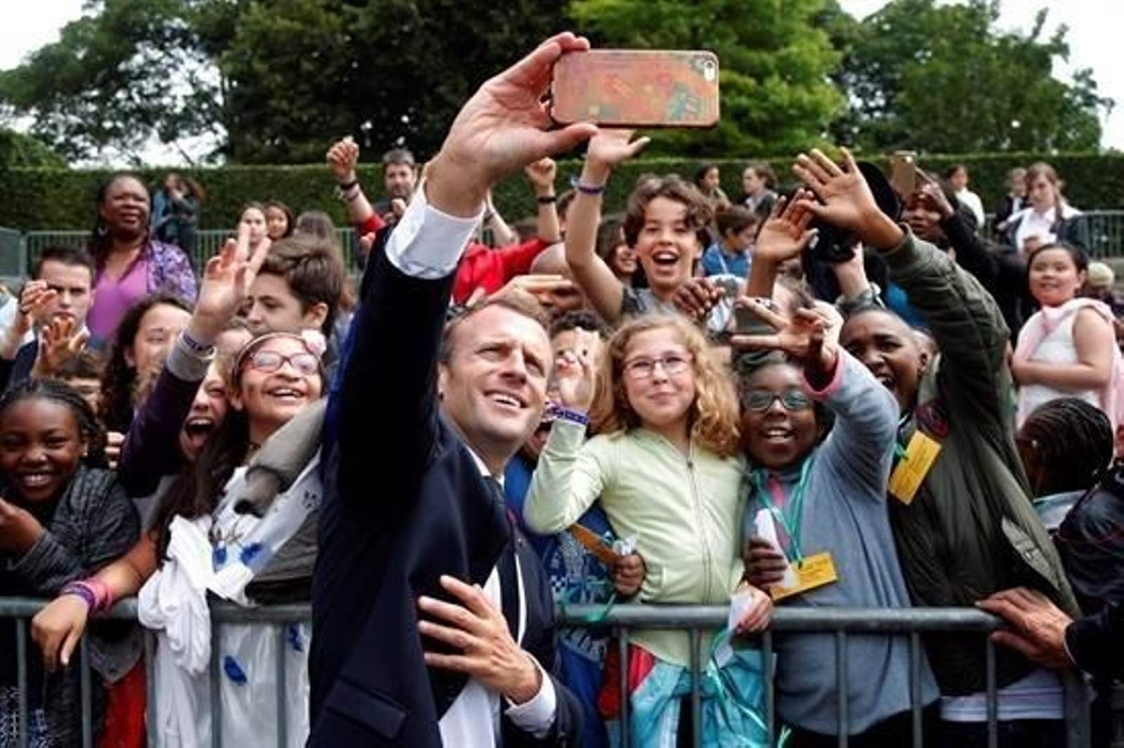 El presidente francés, Emmanuel Macron, se fotografía con un grupo de jóvenes durante la ceremonia que conmemora el 78 aniversario del Llamamiento del 18 de junio.