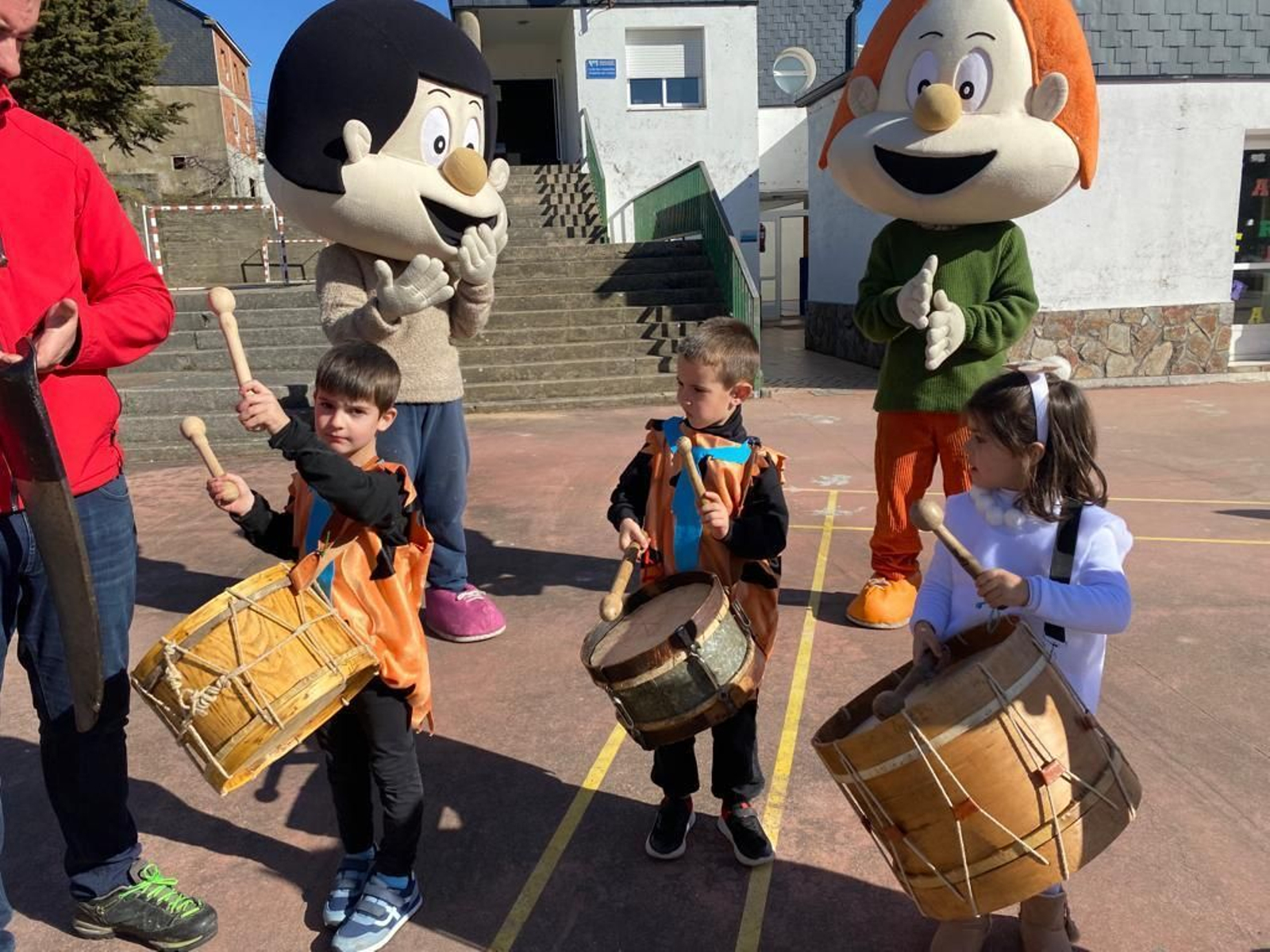 Desfile infantil en Vilariño de Conso acompañados por los Bolechas