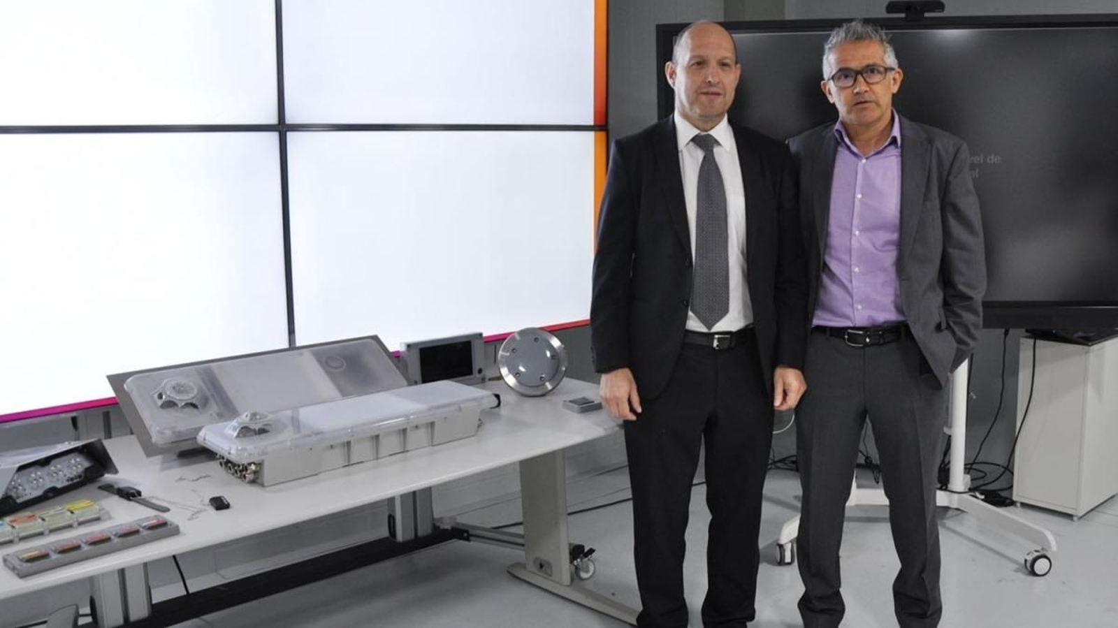 Carlos Blanco y Fernando Obelleiro posan junto a los elementos que componen el SSI.