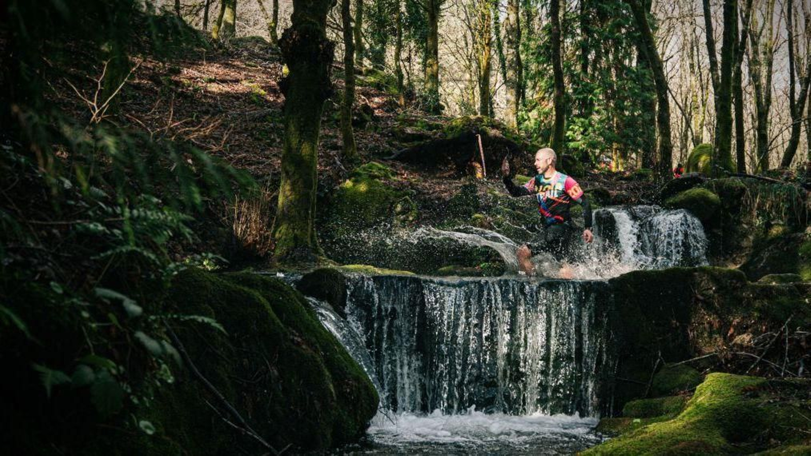 Os regatos e os fentos como espectadores, os piñeiros e os carballos como telón de fondo e a rítmica música de cada chancada sobre a follaxe e a ramallada no chan do Aloia.