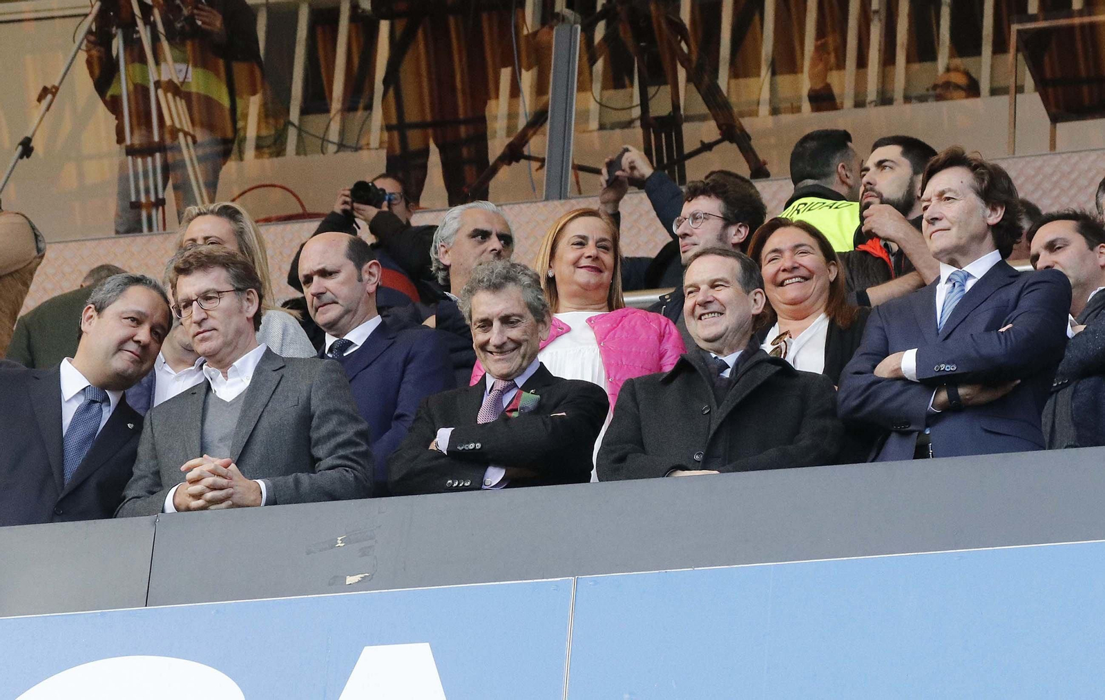 Tino Fernández, Núñez Feijóo, Carlos Mouriño, Abel Caballero y Lete Lasa, en primera línea del palco.