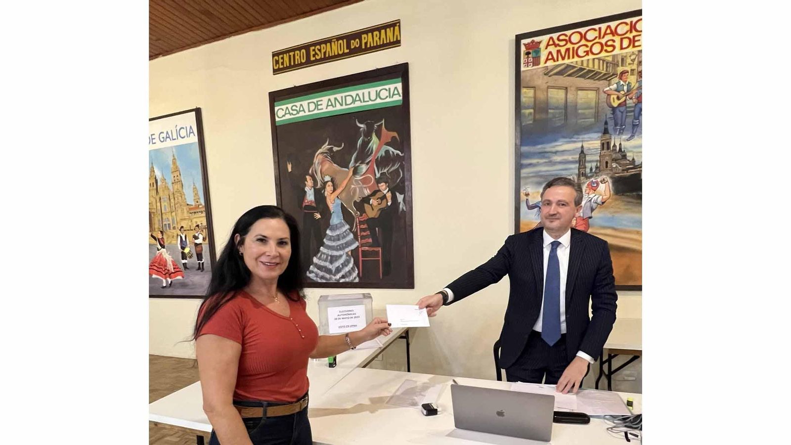 Blanca Hernando Barco, Cónsul Honoraria de España en Curitiba, recibiendo el sobre sellado para votar de la mano del Cónsul Adjunto Gonzalo Moro