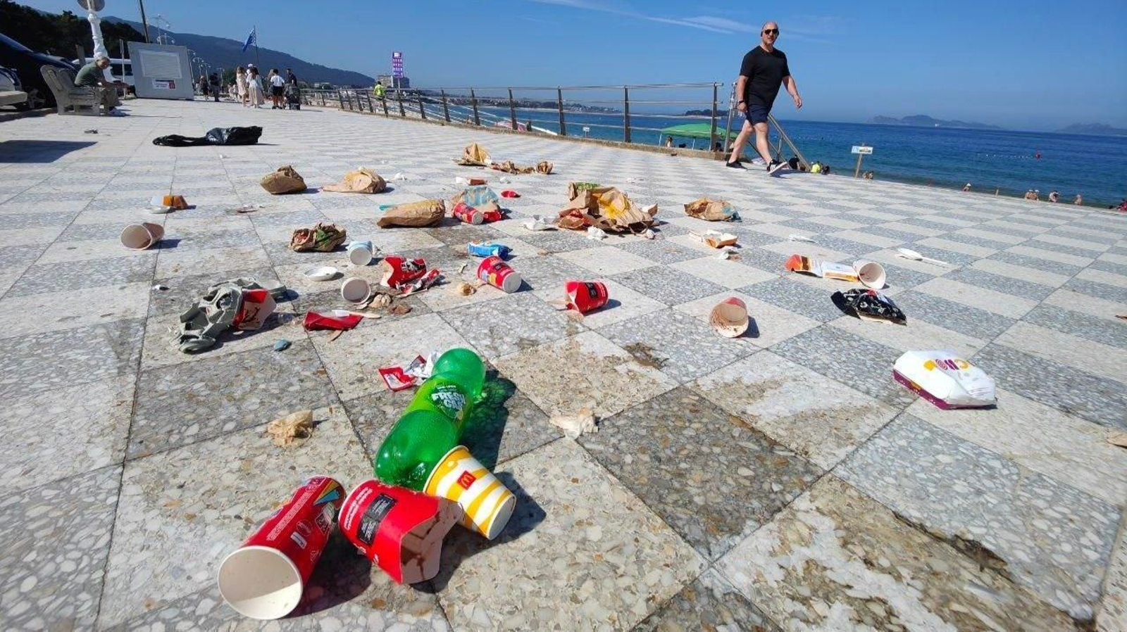 Basura esparcida sobre el paseo de Samil. // Jorge Santomé