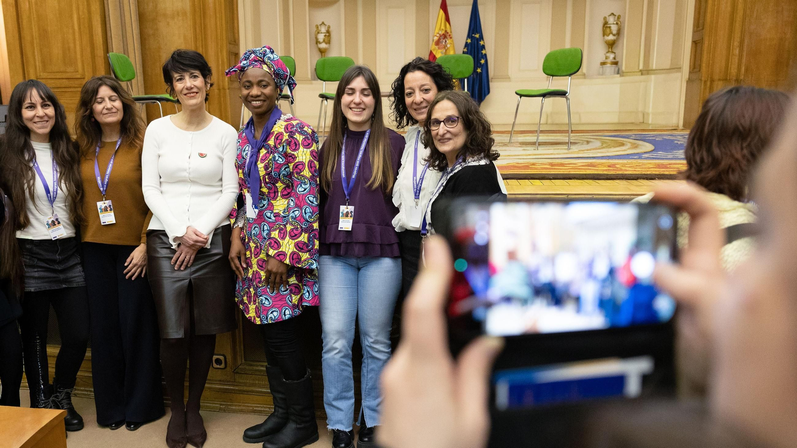 La Ministra Elma Saliz con un grupo de mujeres migrantes