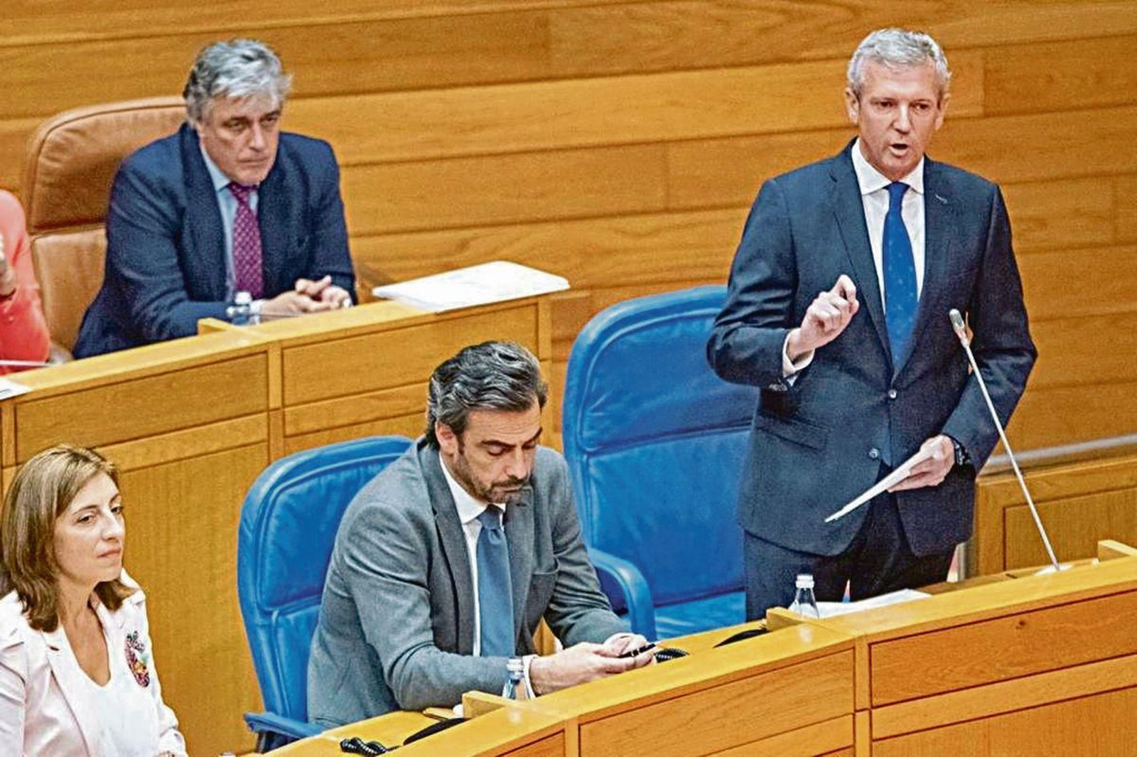 Alfonso Rueda, junto a sus principales colaboradores, ayer en el Parlamento.