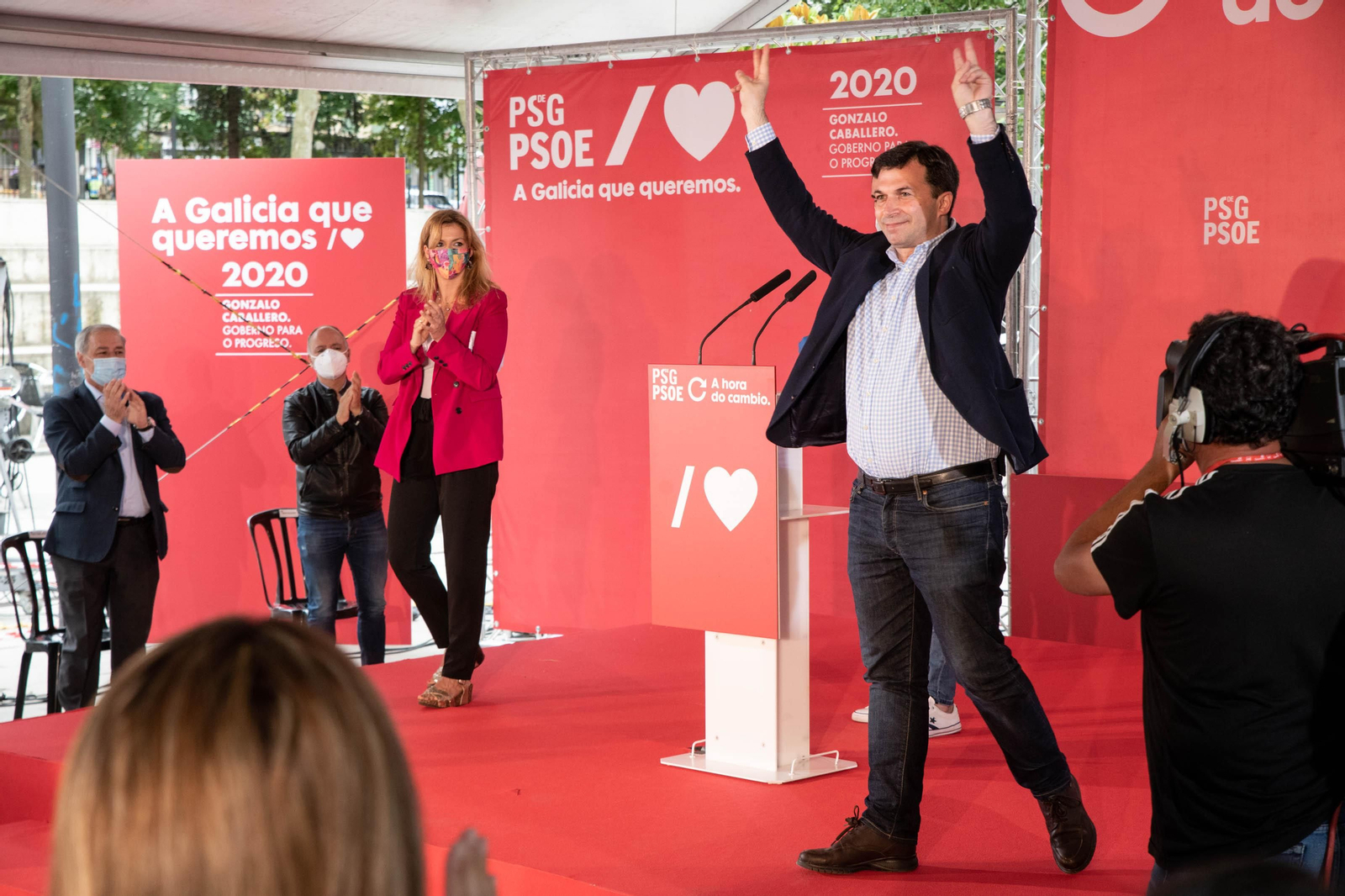 OURENSE (XARDÍNS DO POSÍO). 27/06/2020. OURENSE. El presidente del gobierno, Pedro Sánchez, acompaña al candidato a la Xunta de Galicia, Gonzalo Caballero y a Marina Ortega en un mitin del PSdeG-PSOE. FOTO: ÓSCAR PINAL