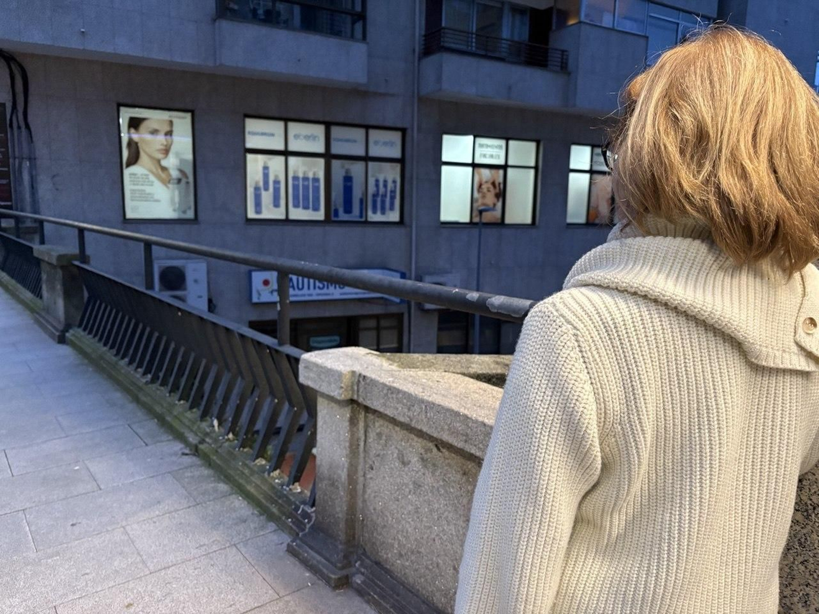 María Jesús, junto al puente donde estaba la mujer.