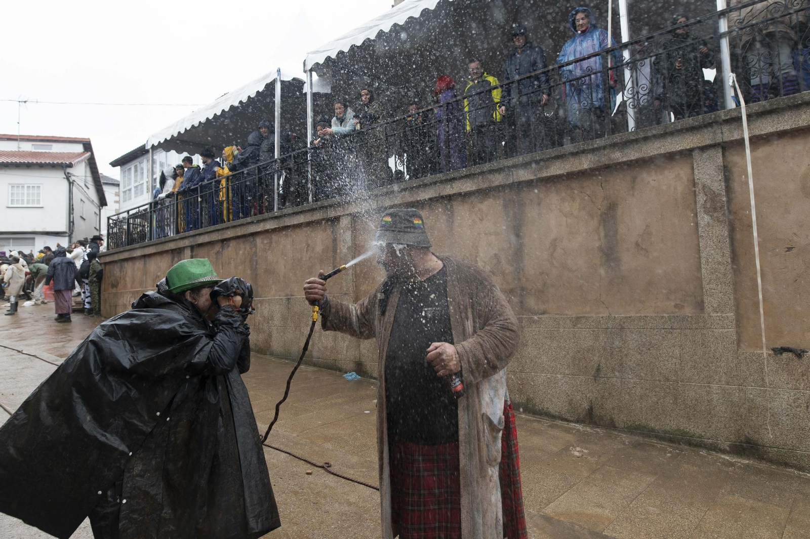 Galería | La farrapada conquista Laza antes de la salida de los Peliqueiros