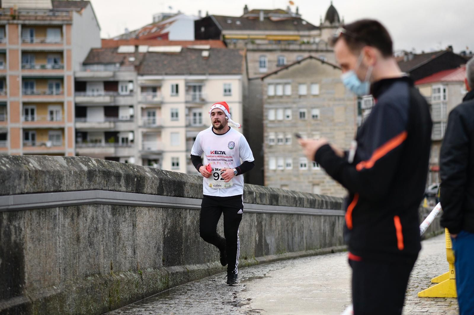 No faltaron los disfraces en la San Silvestre de este año (XESÚS FARIÑAS).