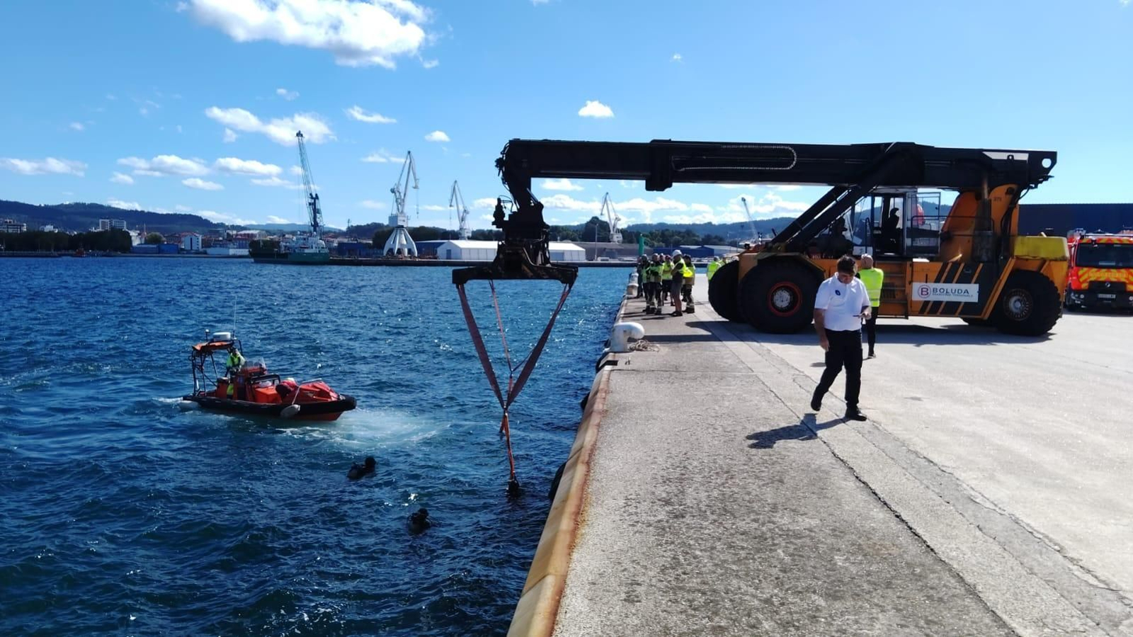 Muelle de O Ferrazo, en el puerto de Vilagarcía de Arousa, donde la embarcación Salvamar Pollux encontró el cuerpo sin vida del camionero.