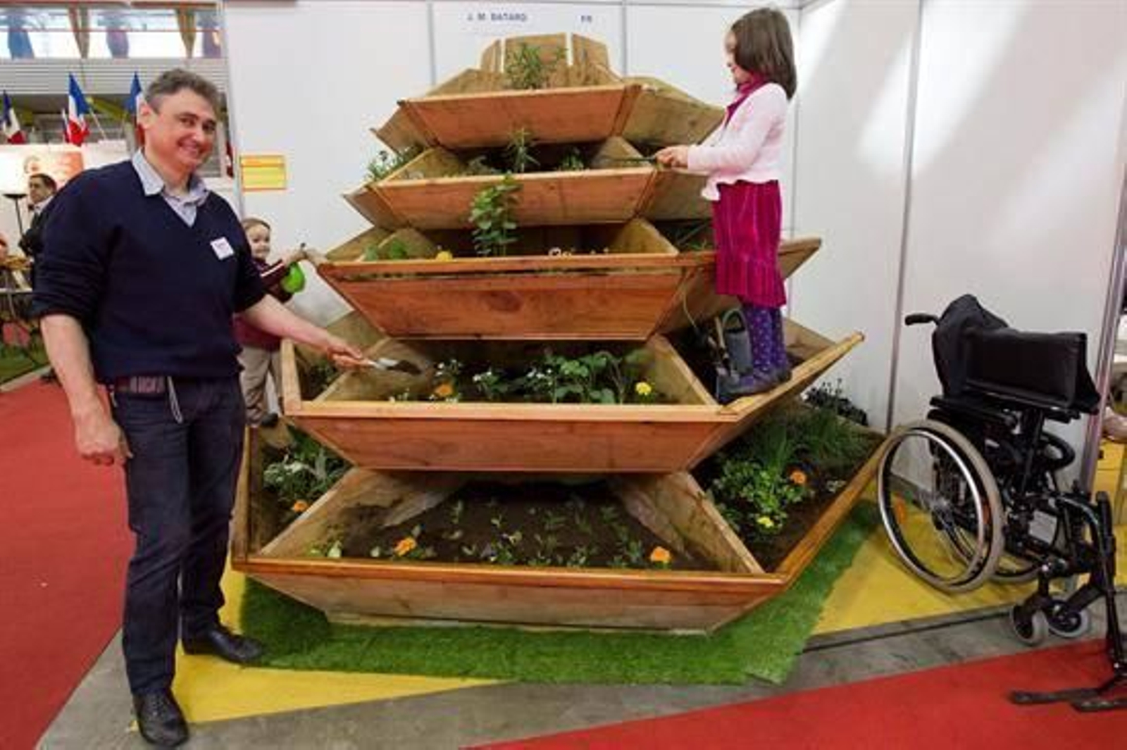 El inventor francés Jean-Marc Batard presenta su invento, una estructura de madera para crear un jardín vertical en el que las personas mayores puean trabajar sin tener que hacer muchos movimientos. Foto: EFE