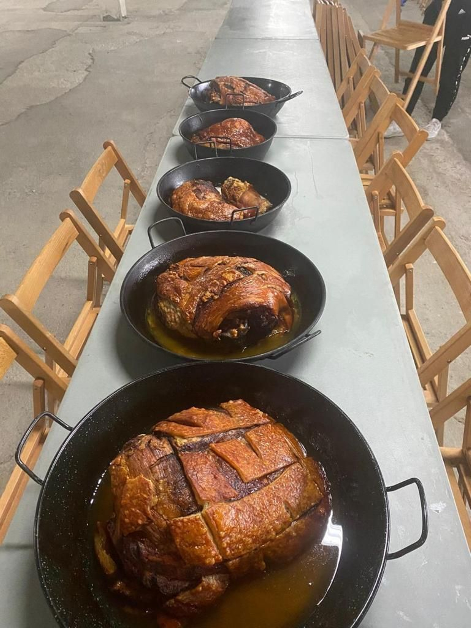 Sartenes de carne asada en una mesa lista para comer los comensales