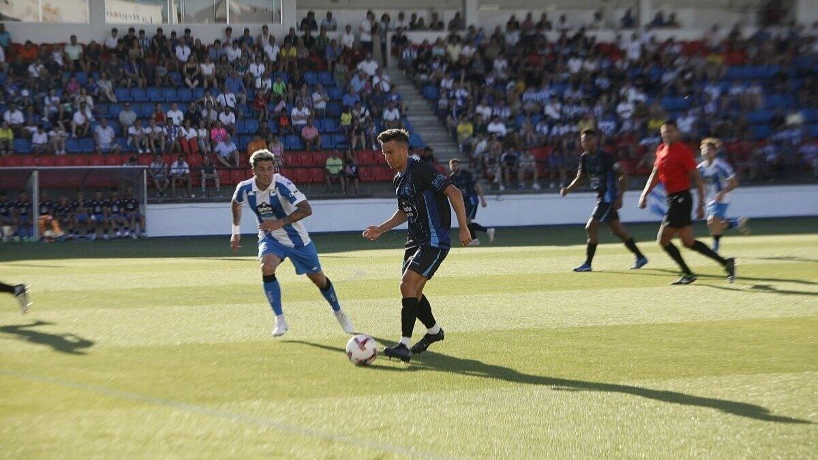 Alberto Gil conduce la pelota durante el I Memorial Miguel Ángel jugado en el mes de julio. | Foto: Miguel Ángel