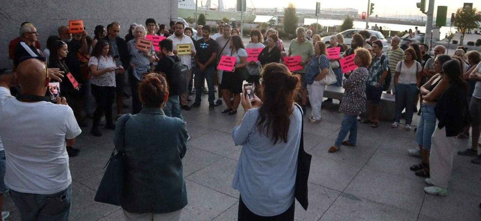 Imagen de la concentración en apoyo a Maricarmen, el miércoles por la tarde en Beiramar.