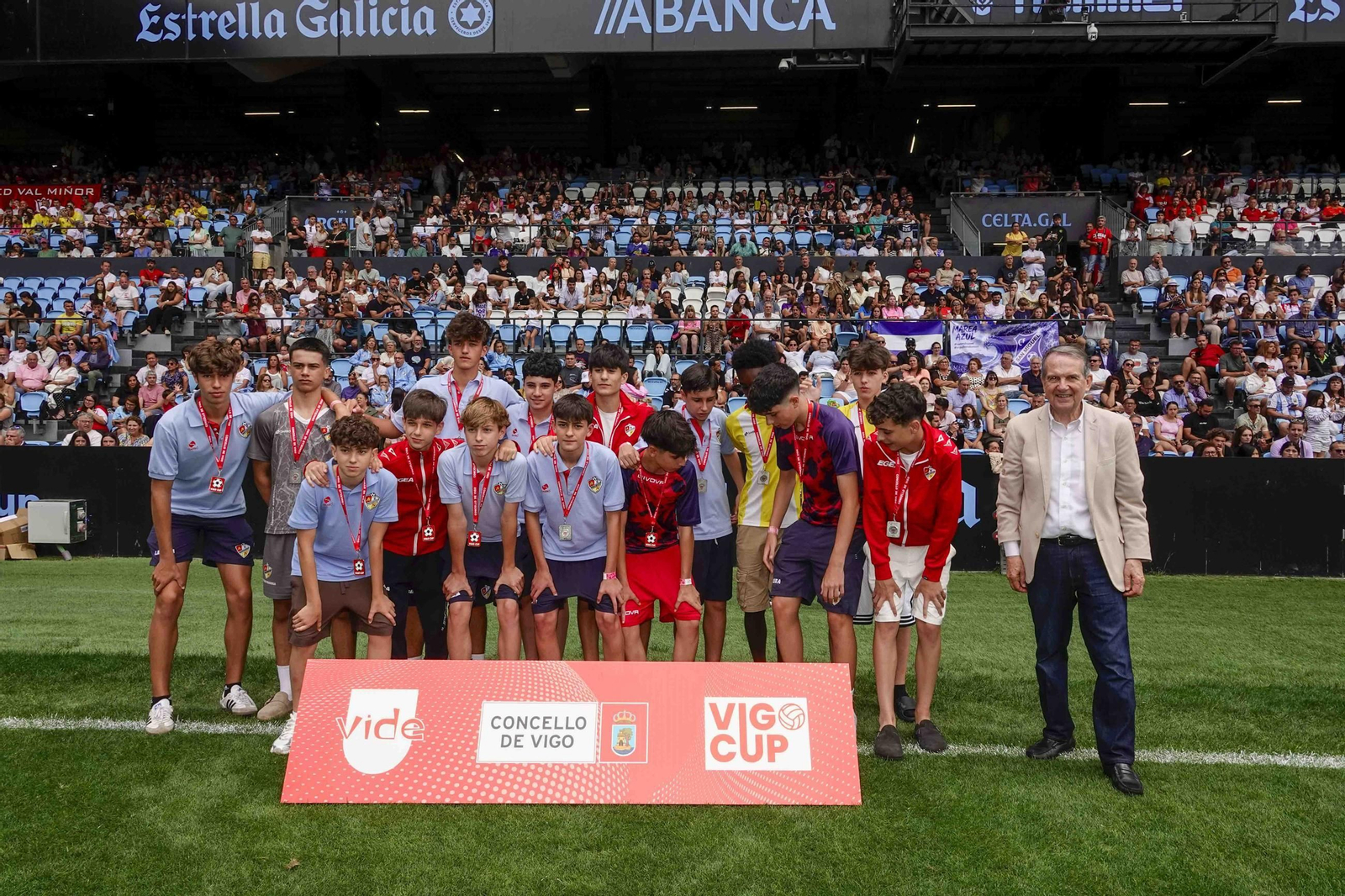 Galería | Balaídos despide la Vigo Cup con el acto de clausura y entrega de medallas