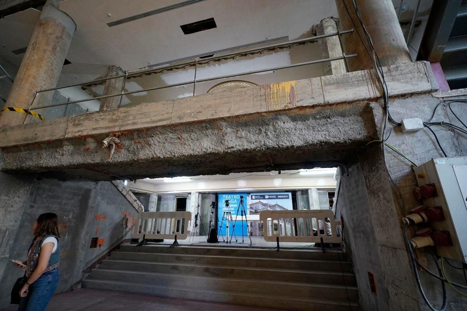 El acceso al interior del antiguo cine, como está ahora.